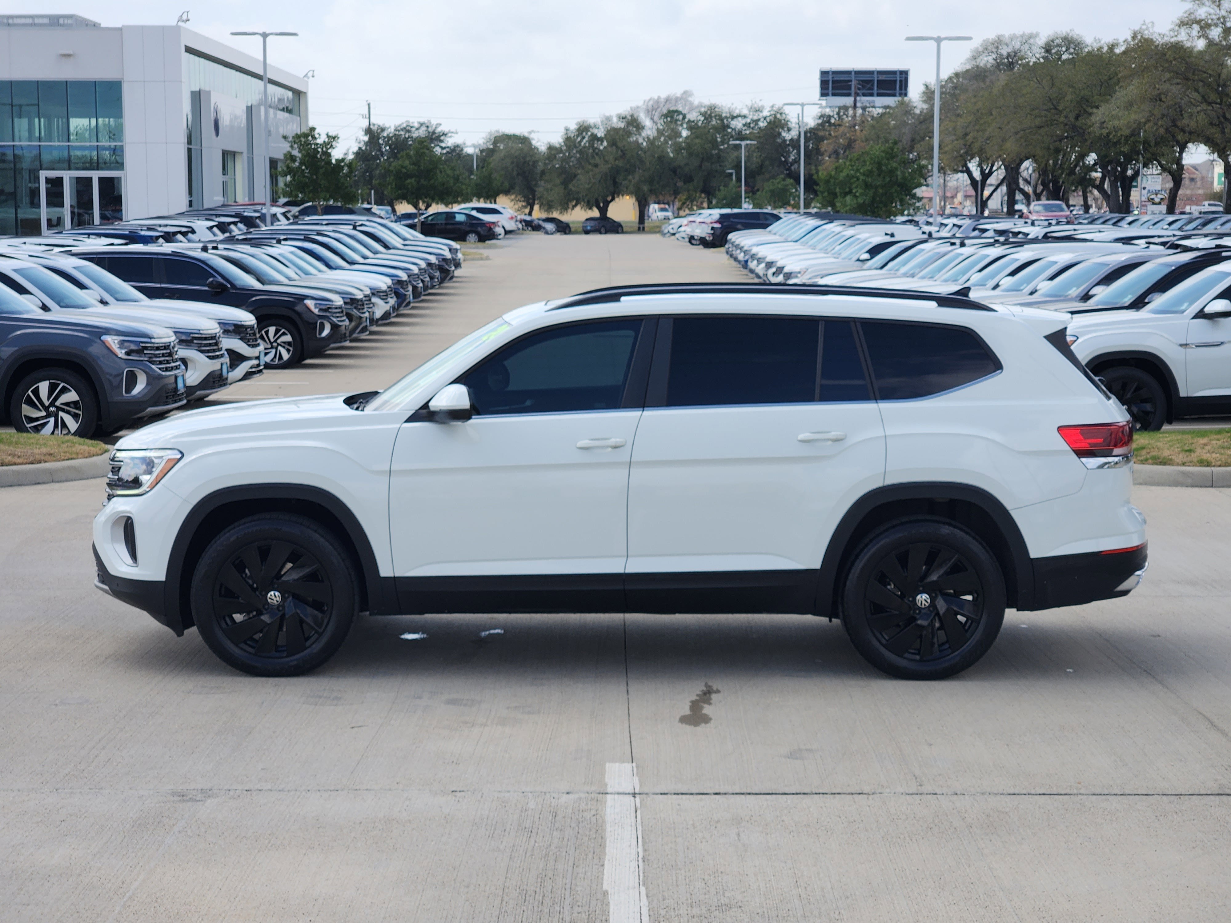 2024 Volkswagen Atlas 2.0T SE w/Technology
