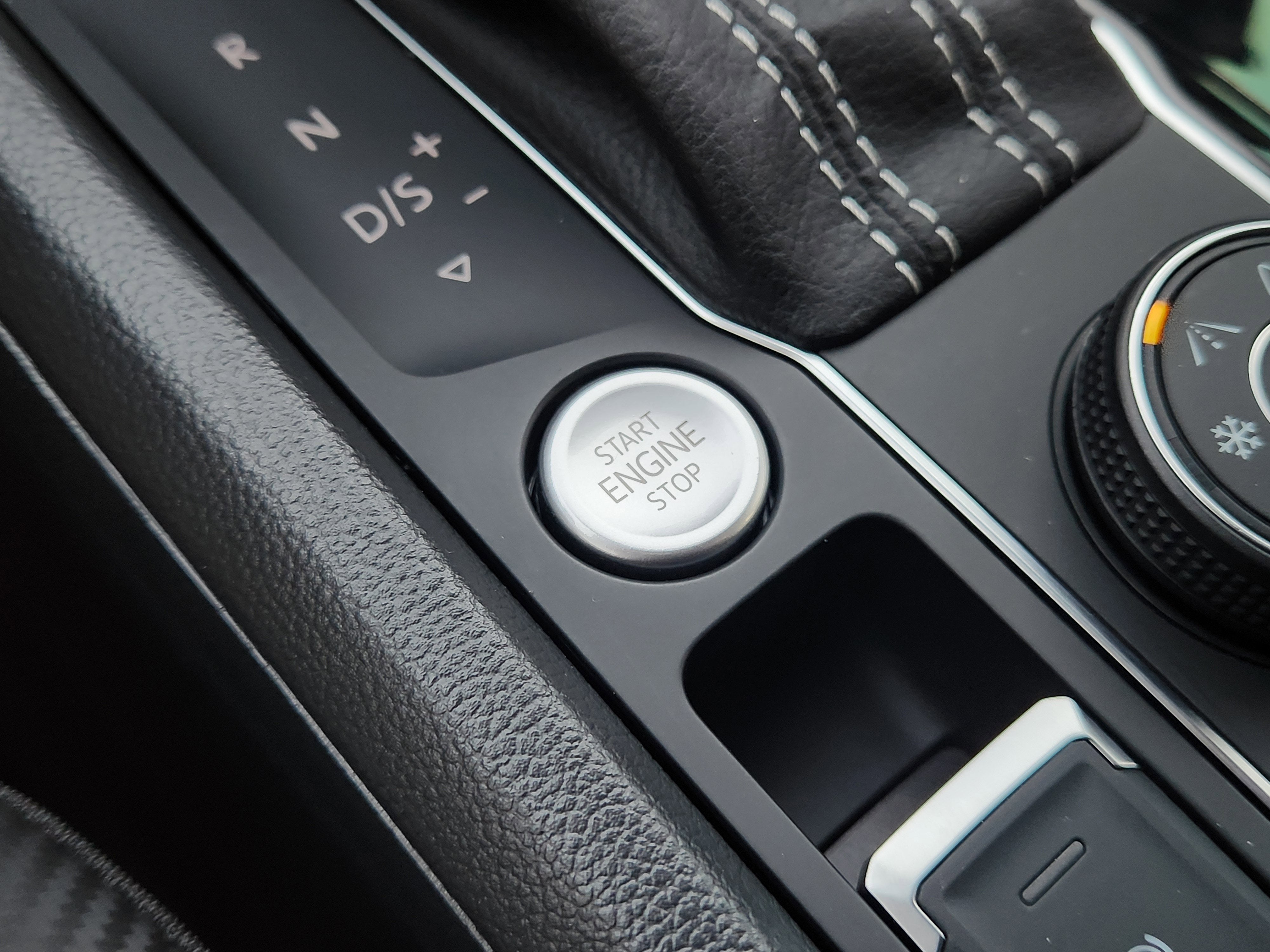 2023 Volkswagen Atlas Cross Sport 2.0T SEL R-Line Black