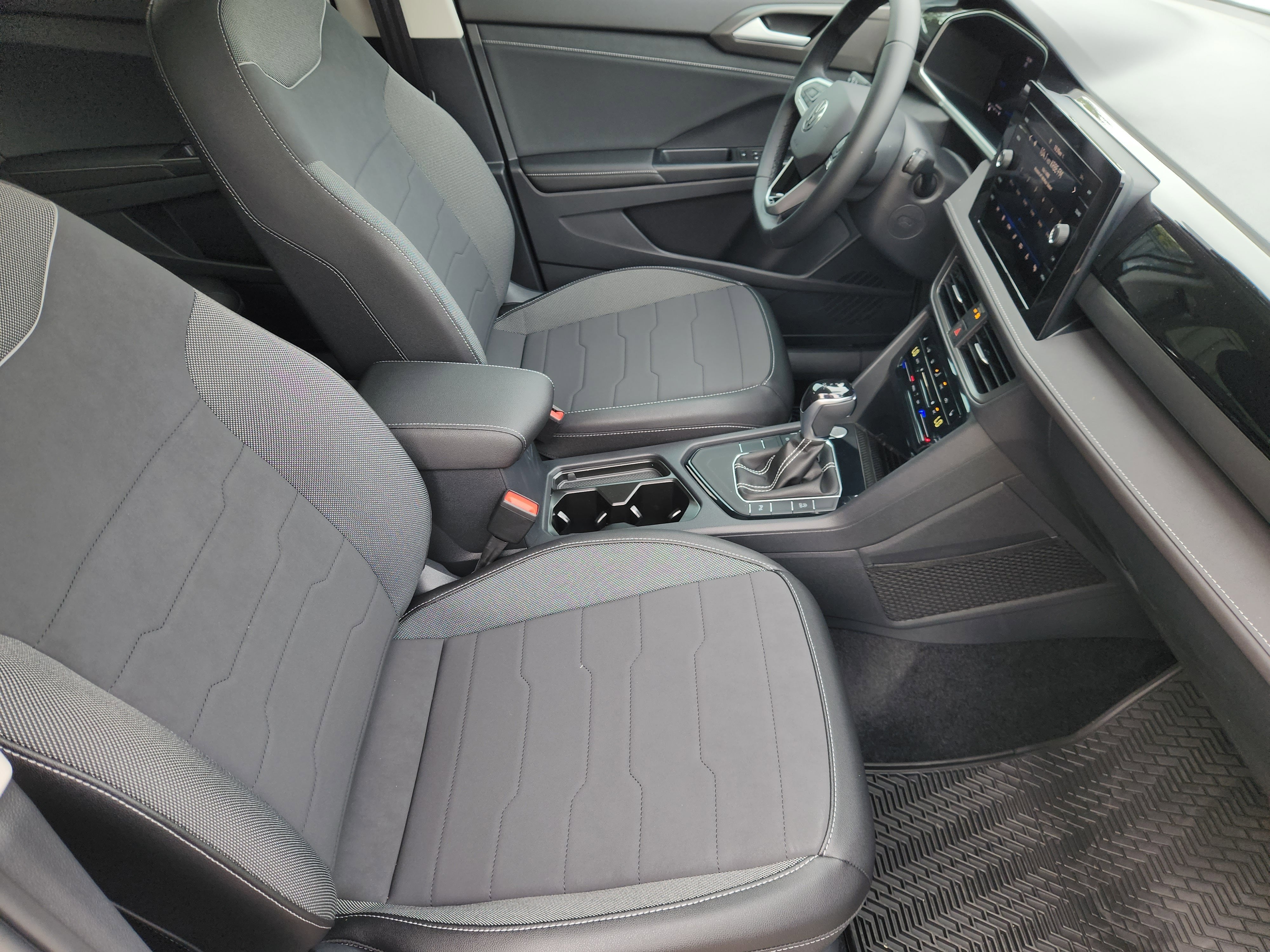 2026 Volkswagen Taos SE Black