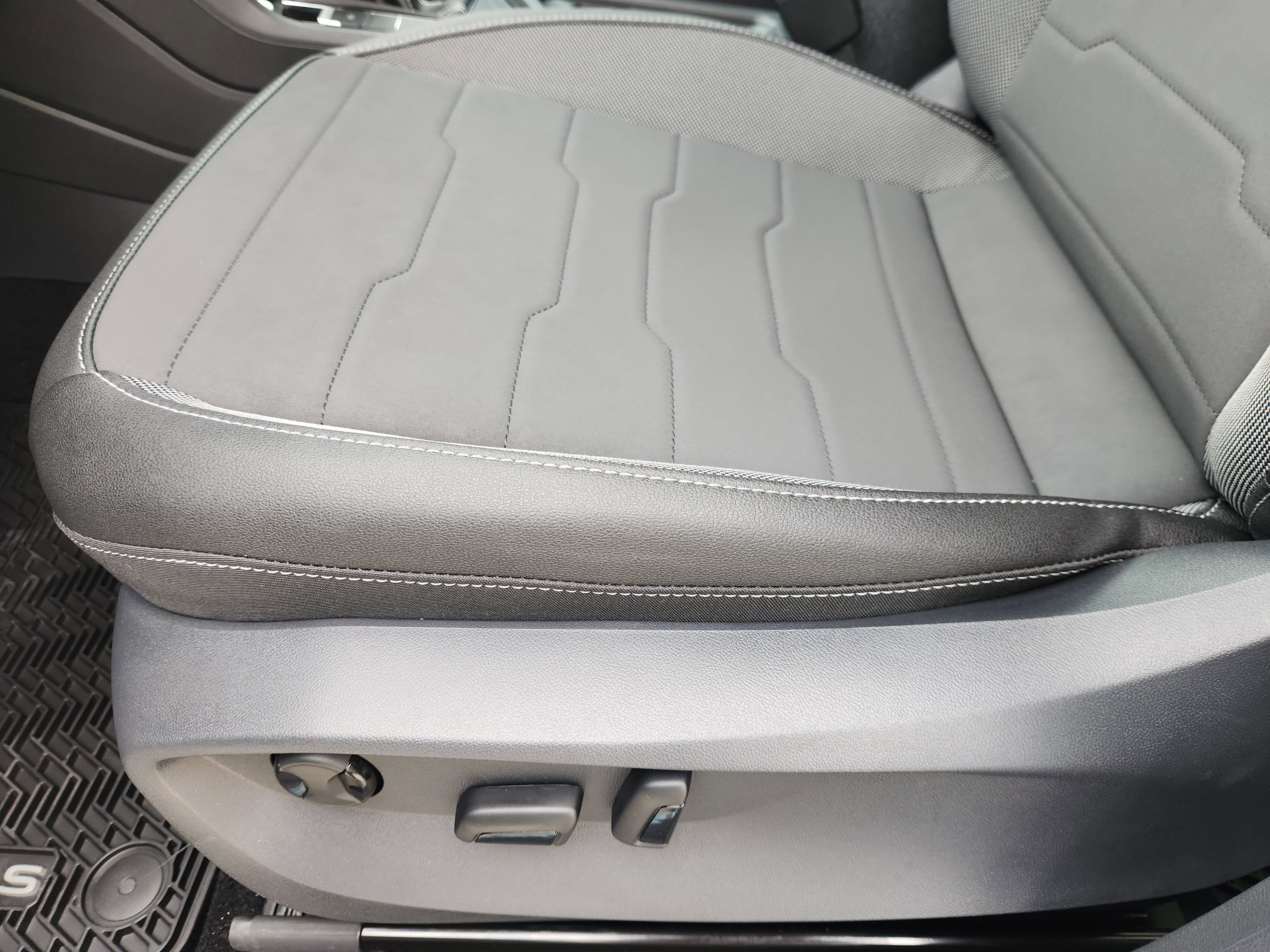 2026 Volkswagen Taos SE Black