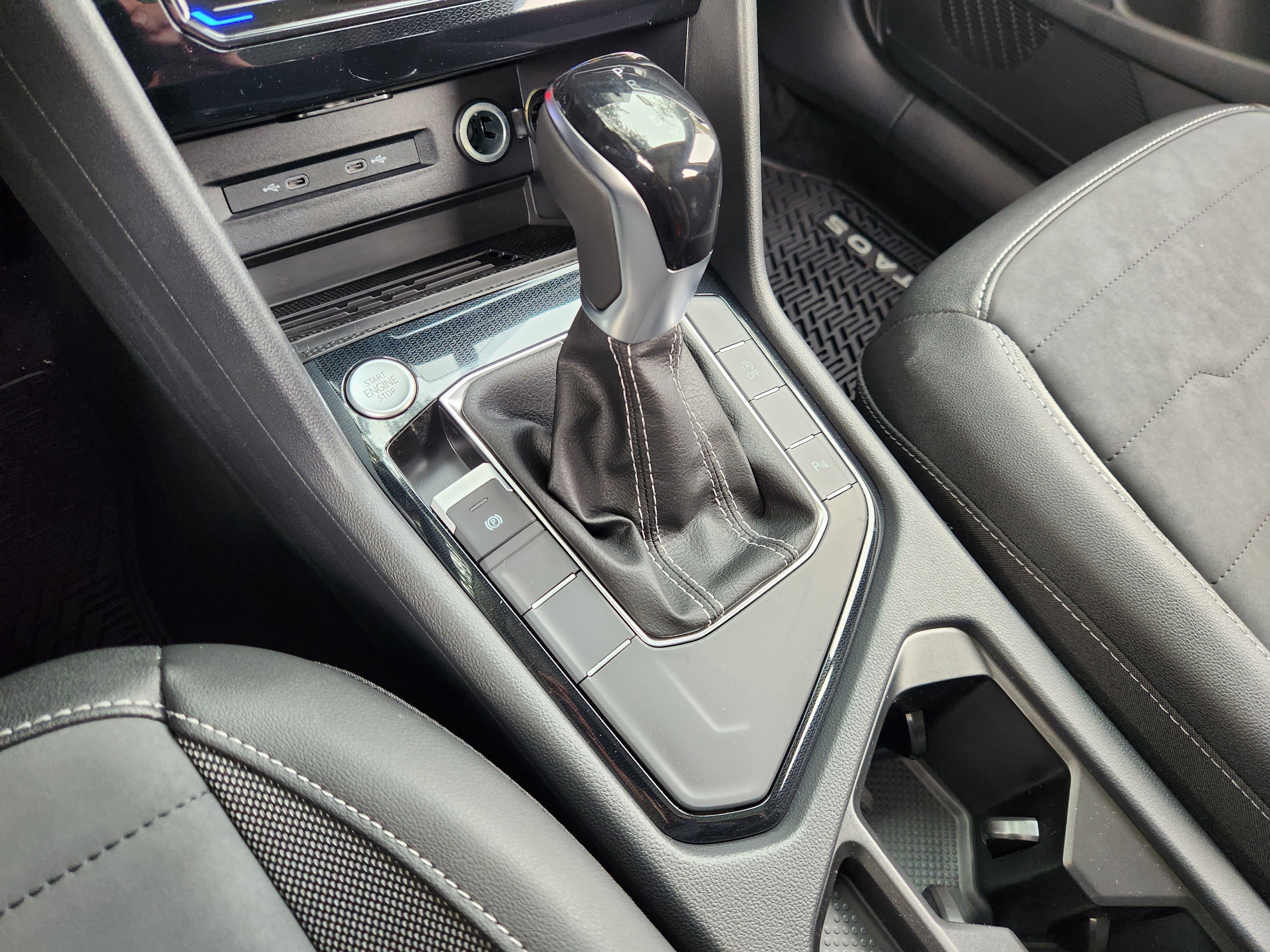 2026 Volkswagen Taos SE Black