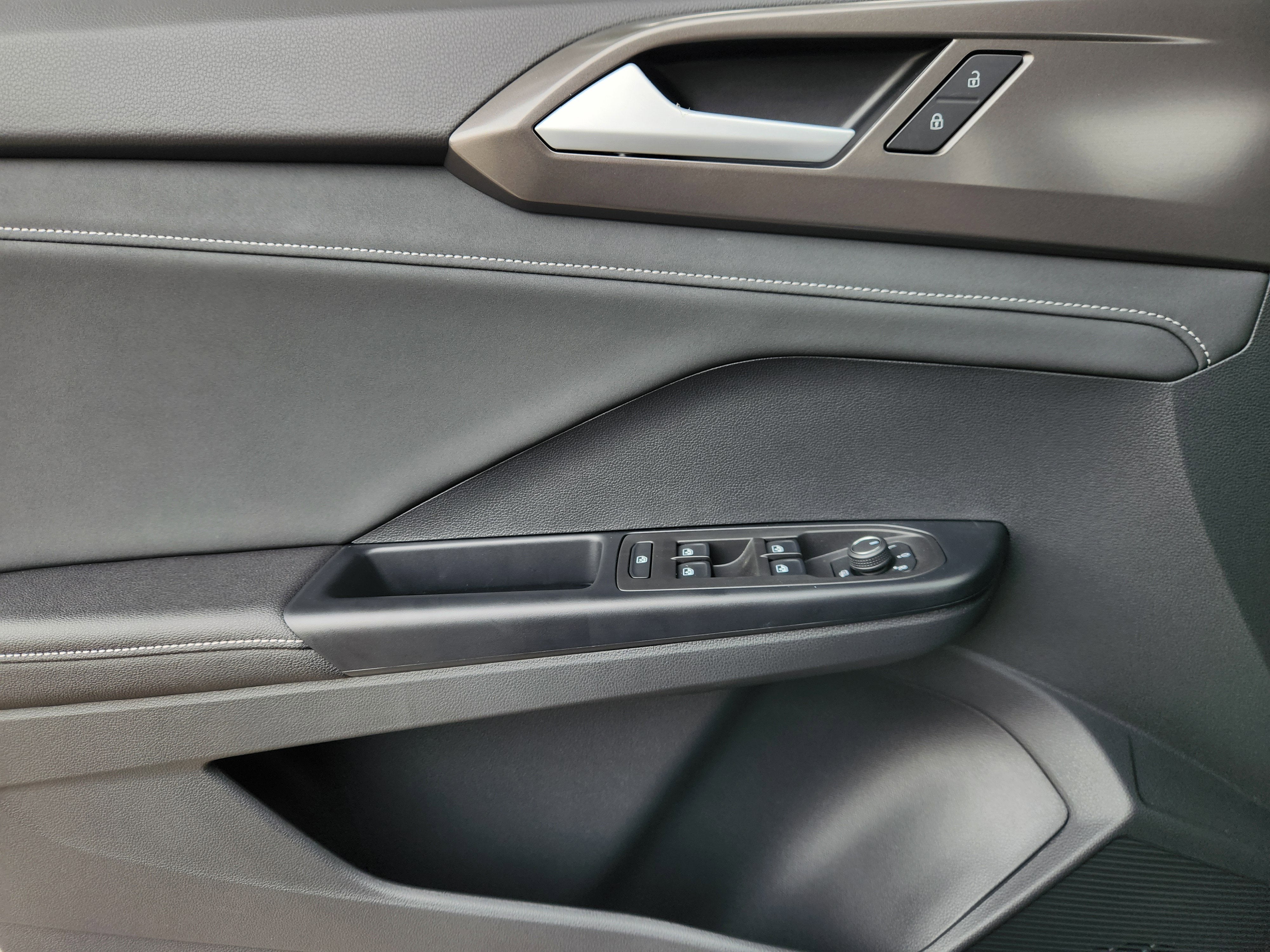 2026 Volkswagen Taos SE Black