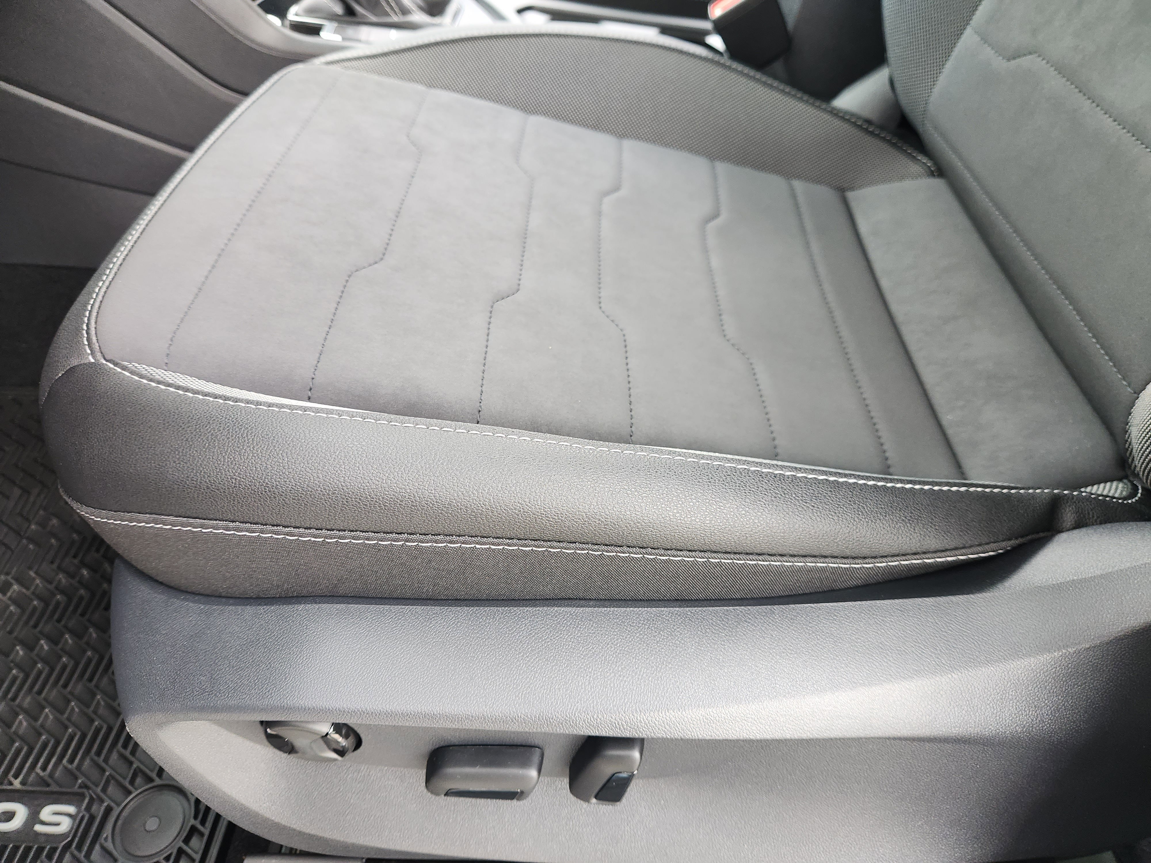 2026 Volkswagen Taos SE Black