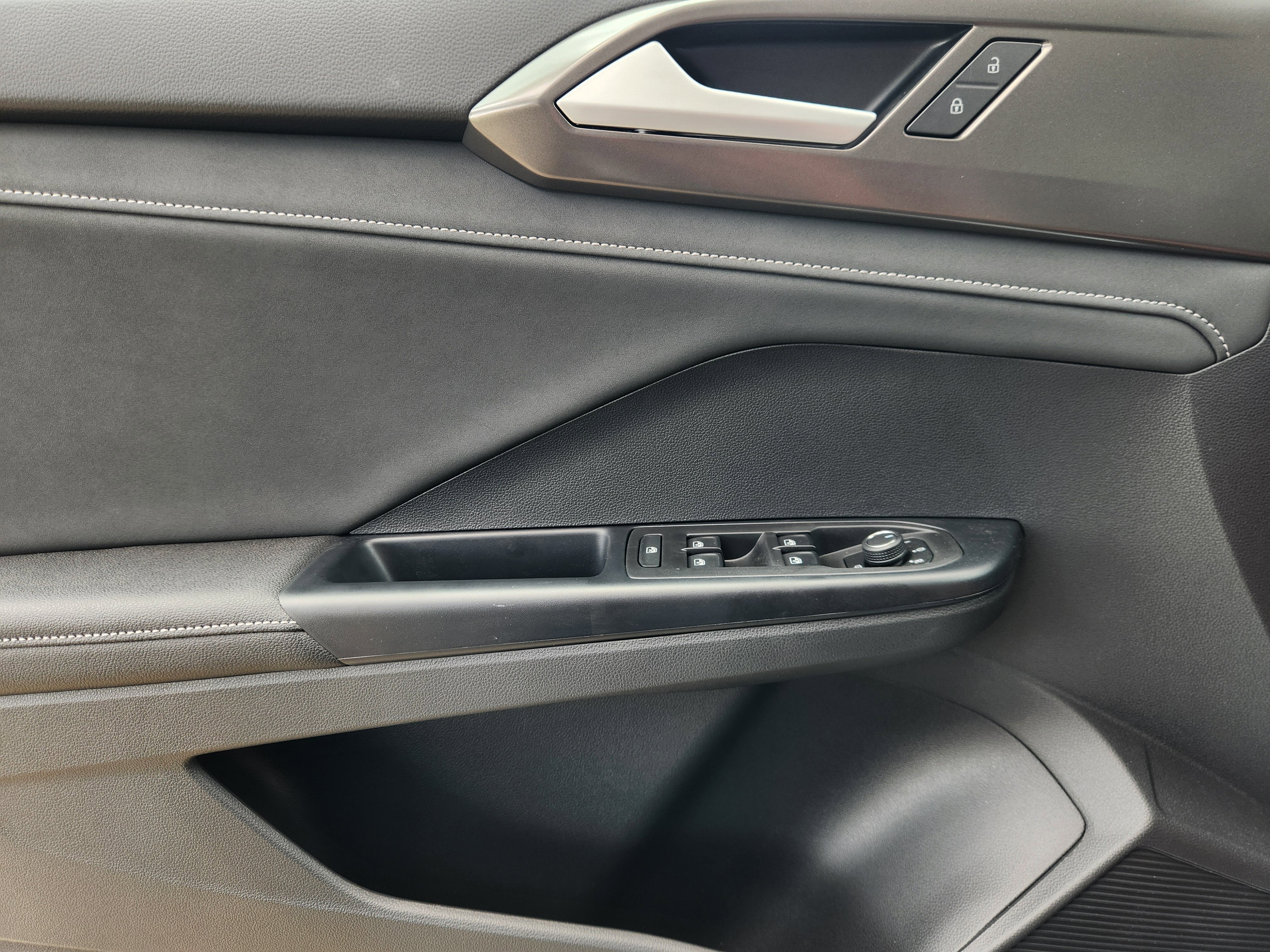 2026 Volkswagen Taos SE Black