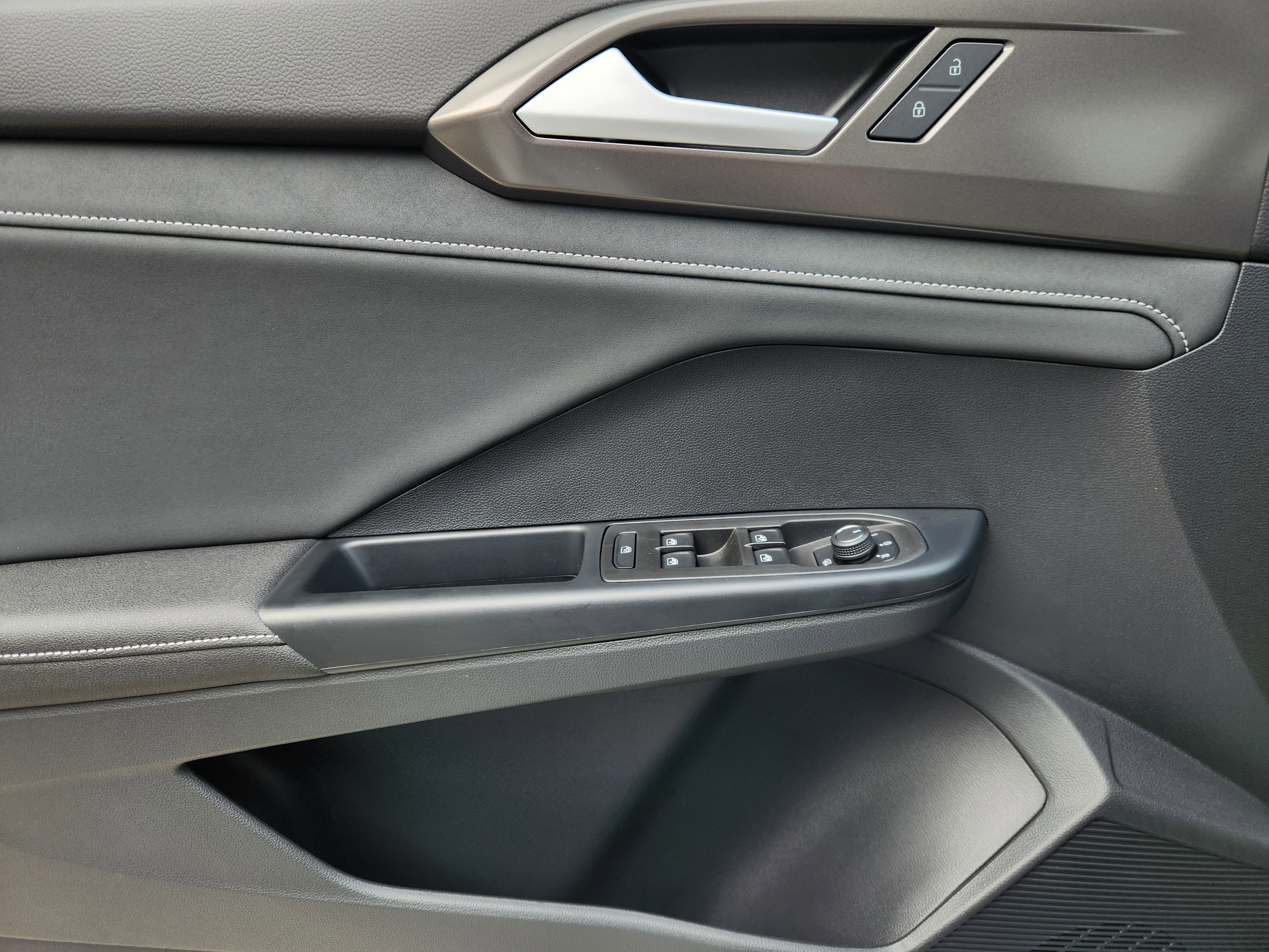 2026 Volkswagen Taos SE Black