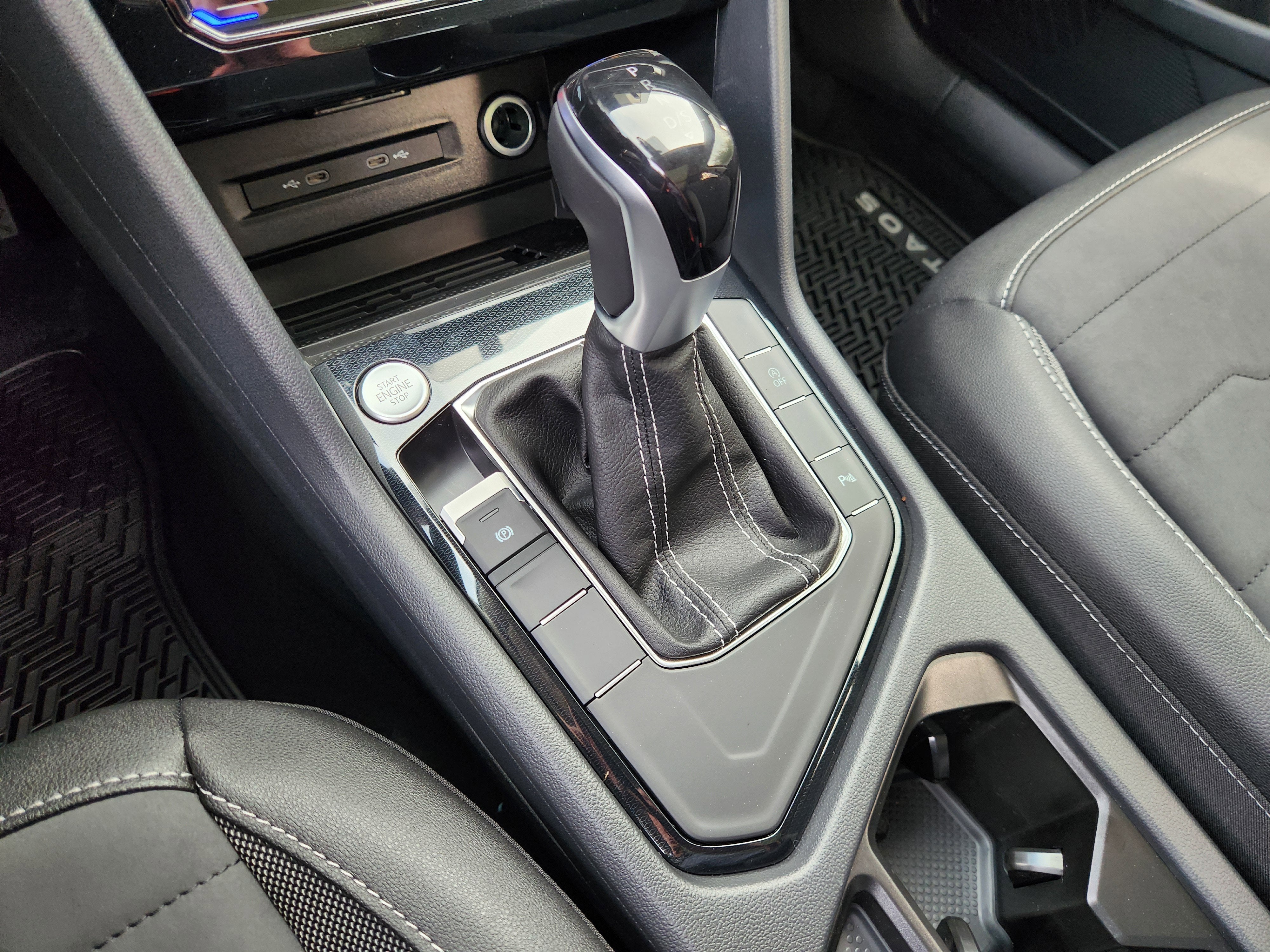 2026 Volkswagen Taos SE Black