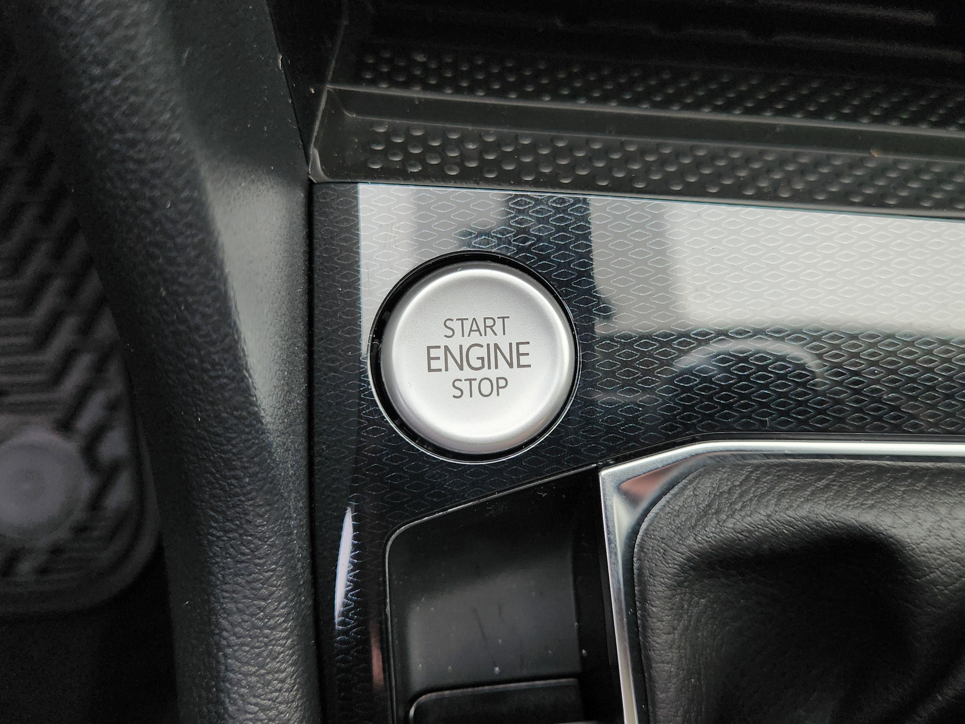 2026 Volkswagen Taos SE Black