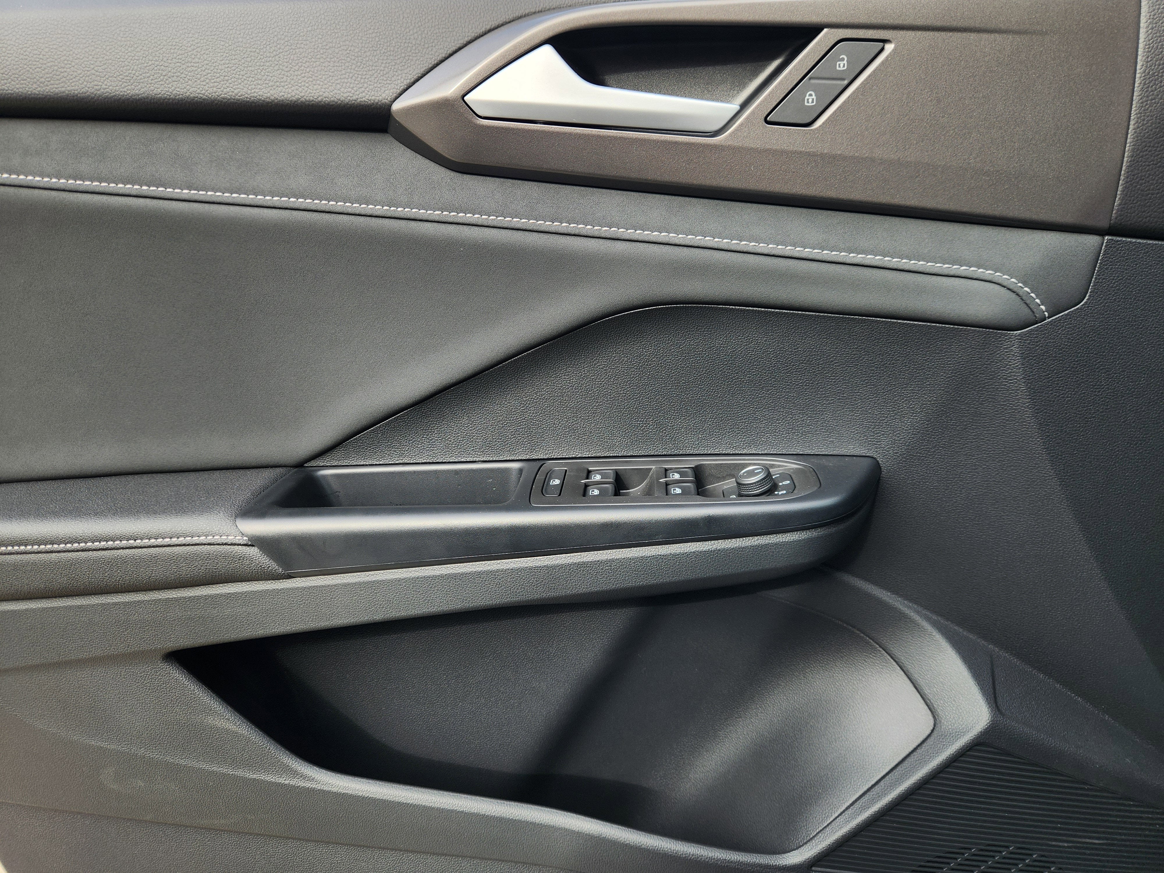 2026 Volkswagen Taos SE Black