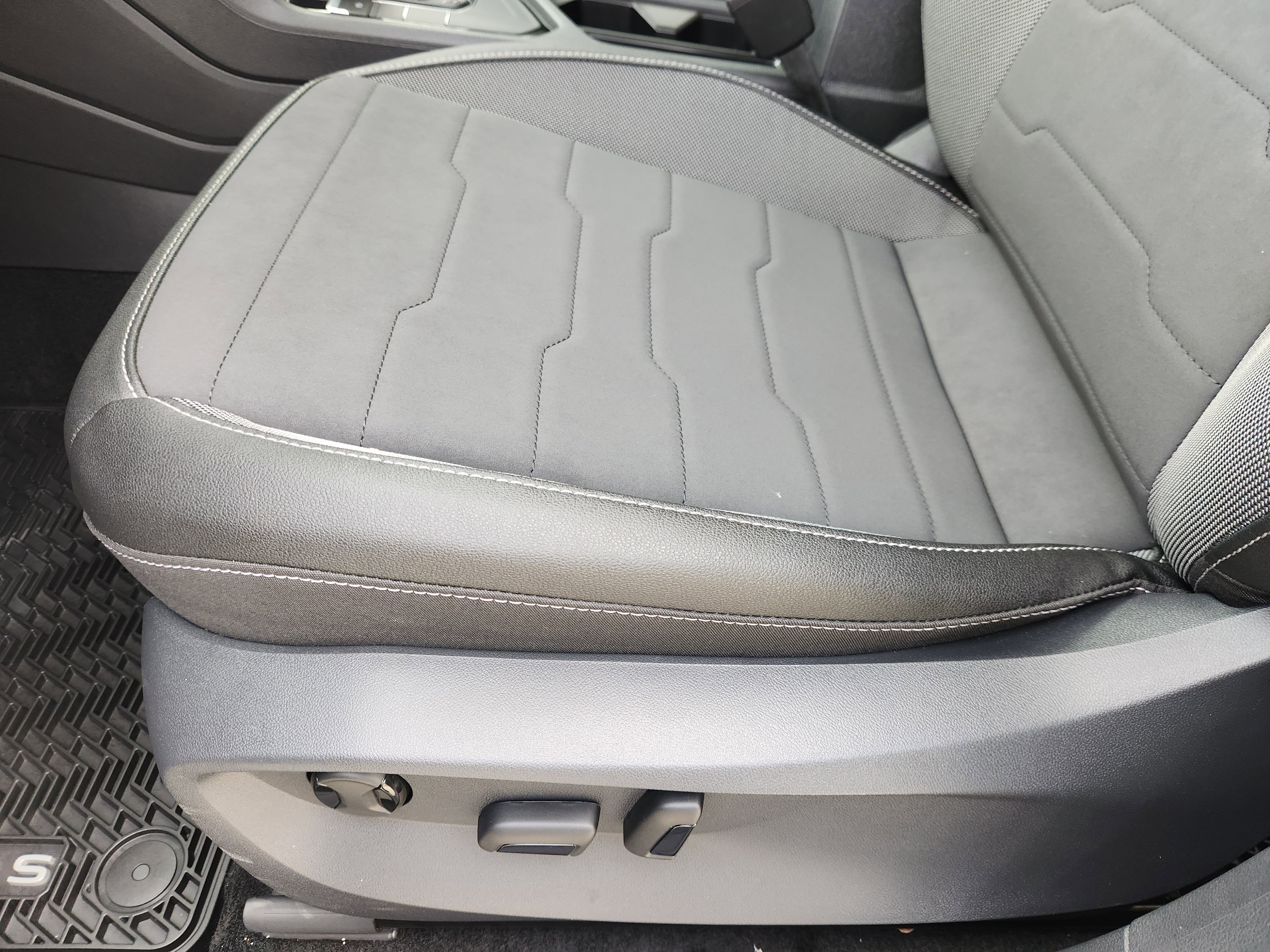 2026 Volkswagen Taos SE Black