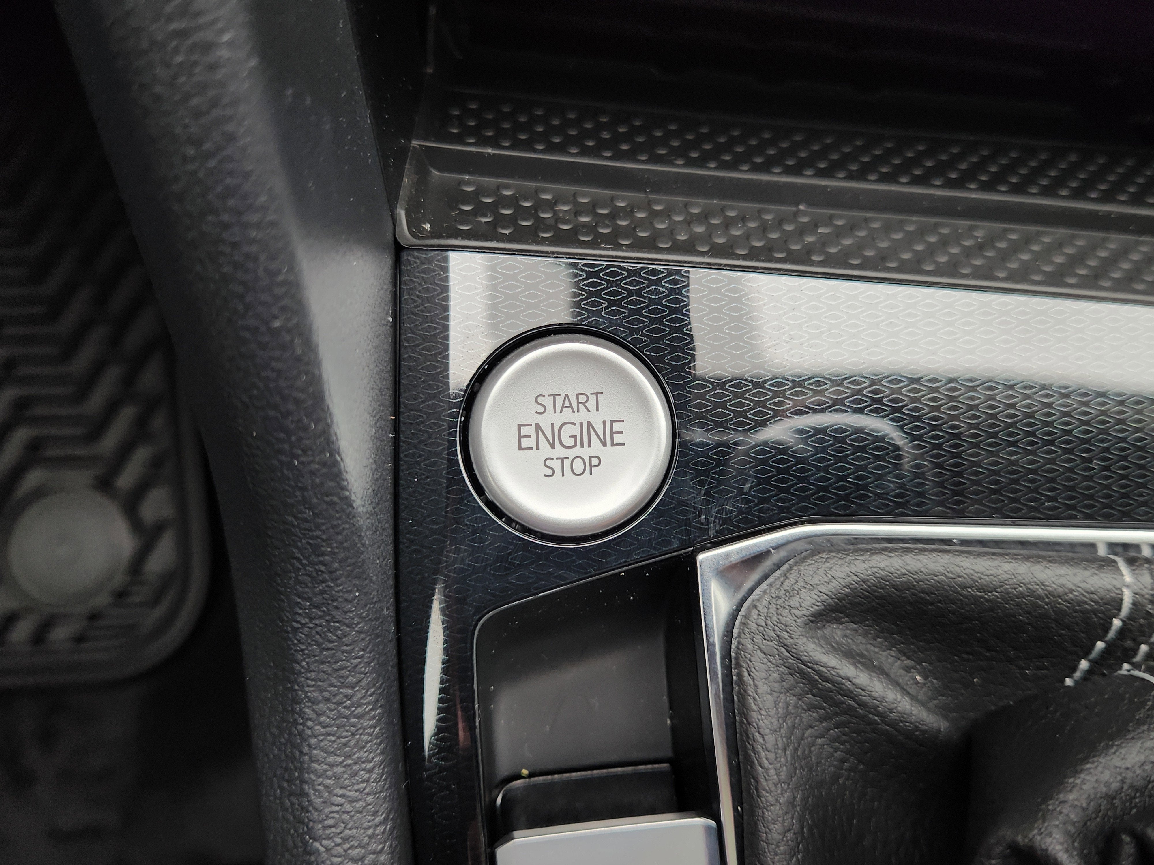 2026 Volkswagen Taos SE Black