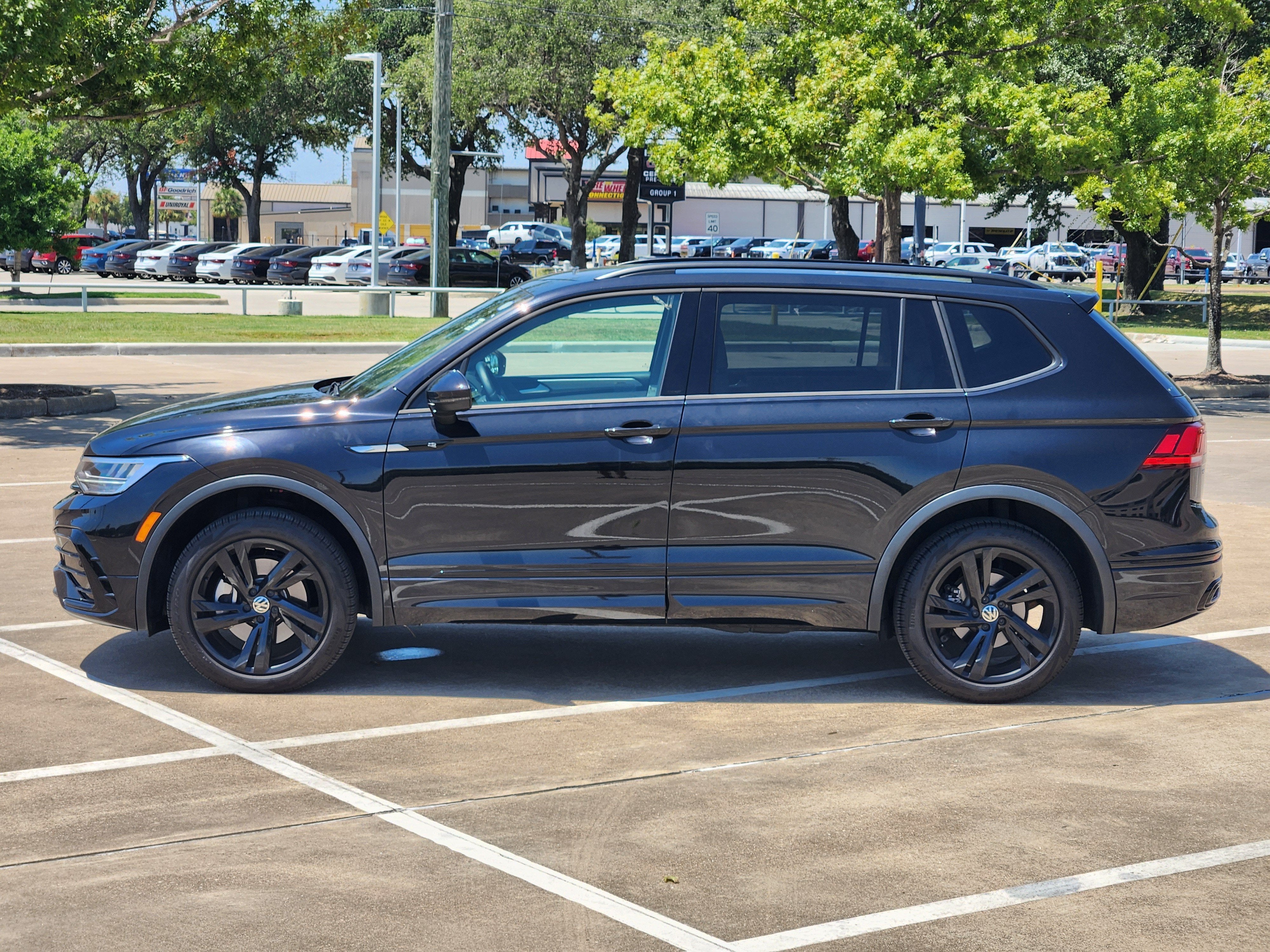 2024 Volkswagen Tiguan SE R-Line Black