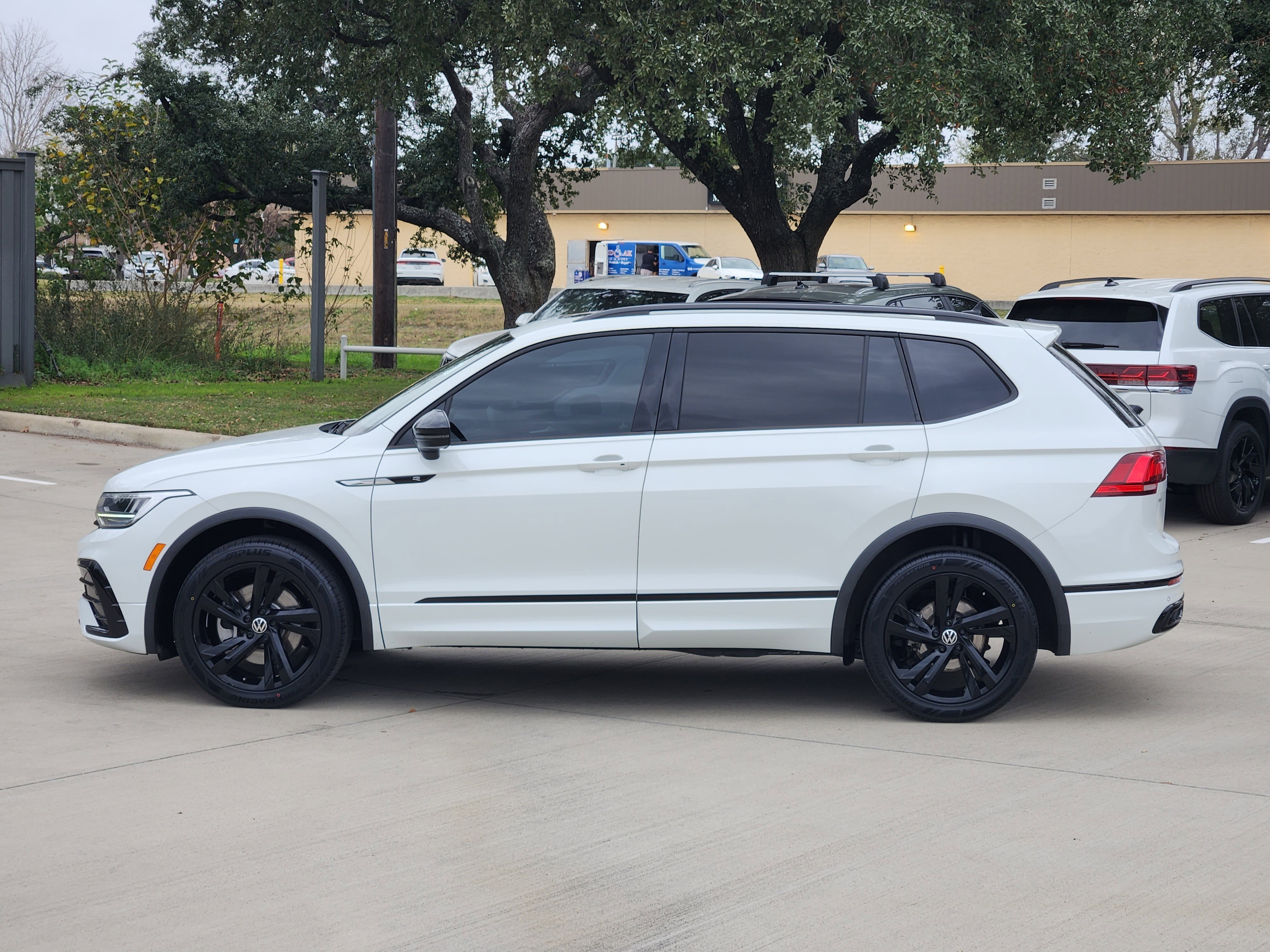 2024 Volkswagen Tiguan SE R-Line Black