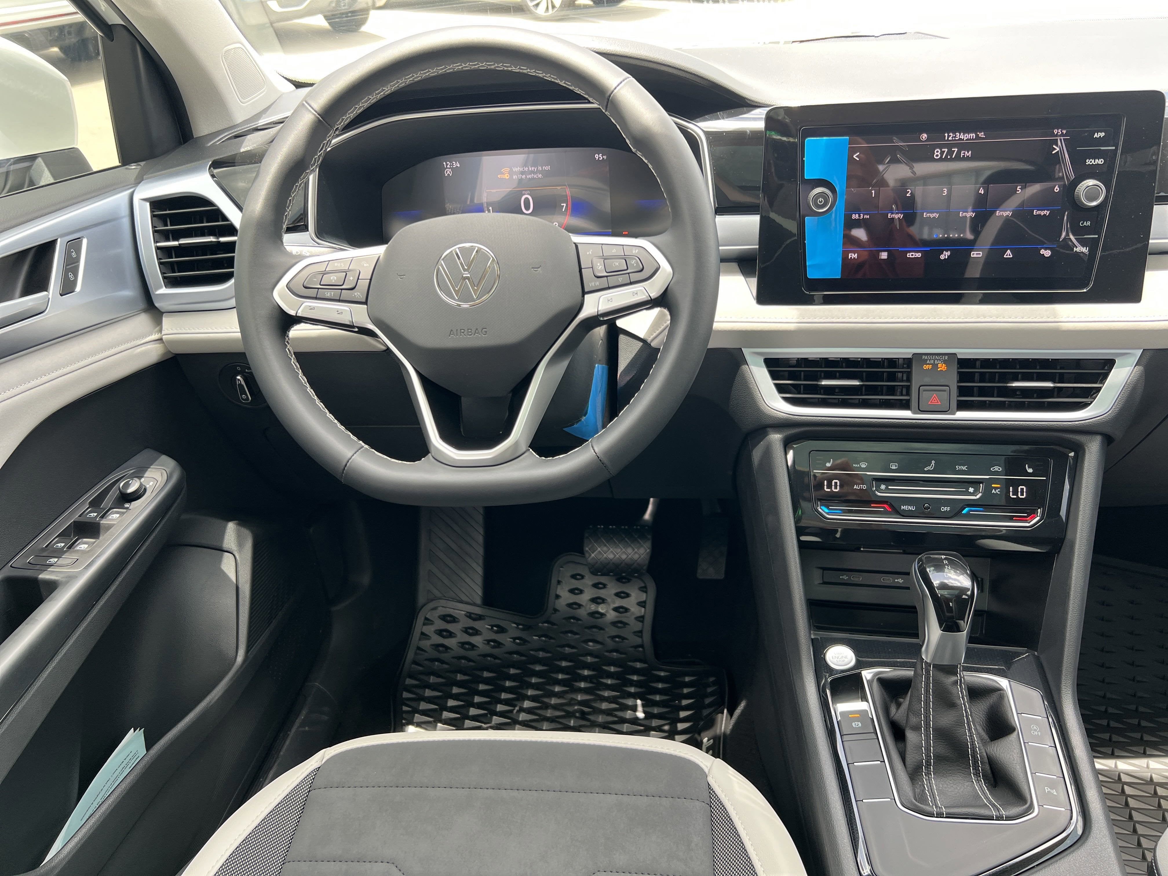 2025 Volkswagen Taos SE