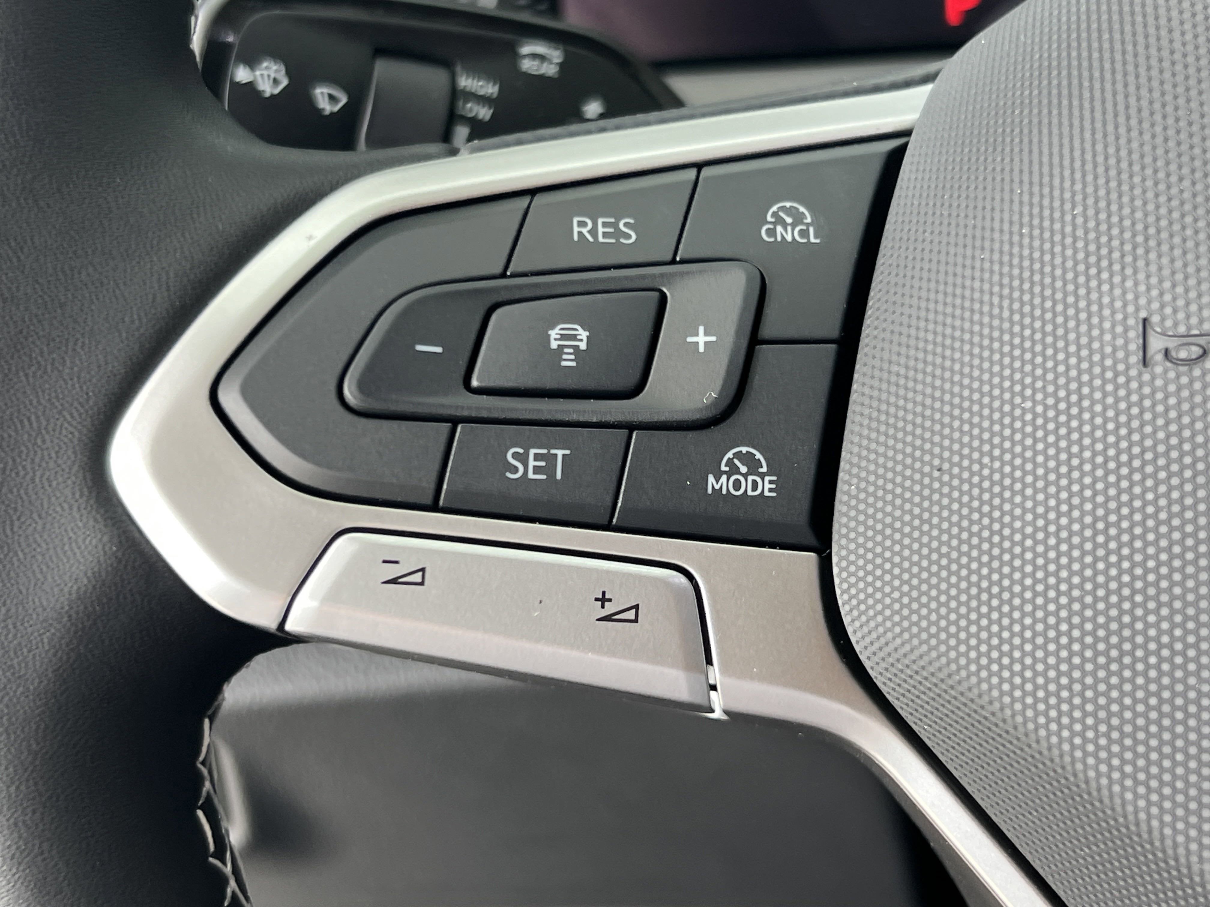 2025 Volkswagen Tiguan SE