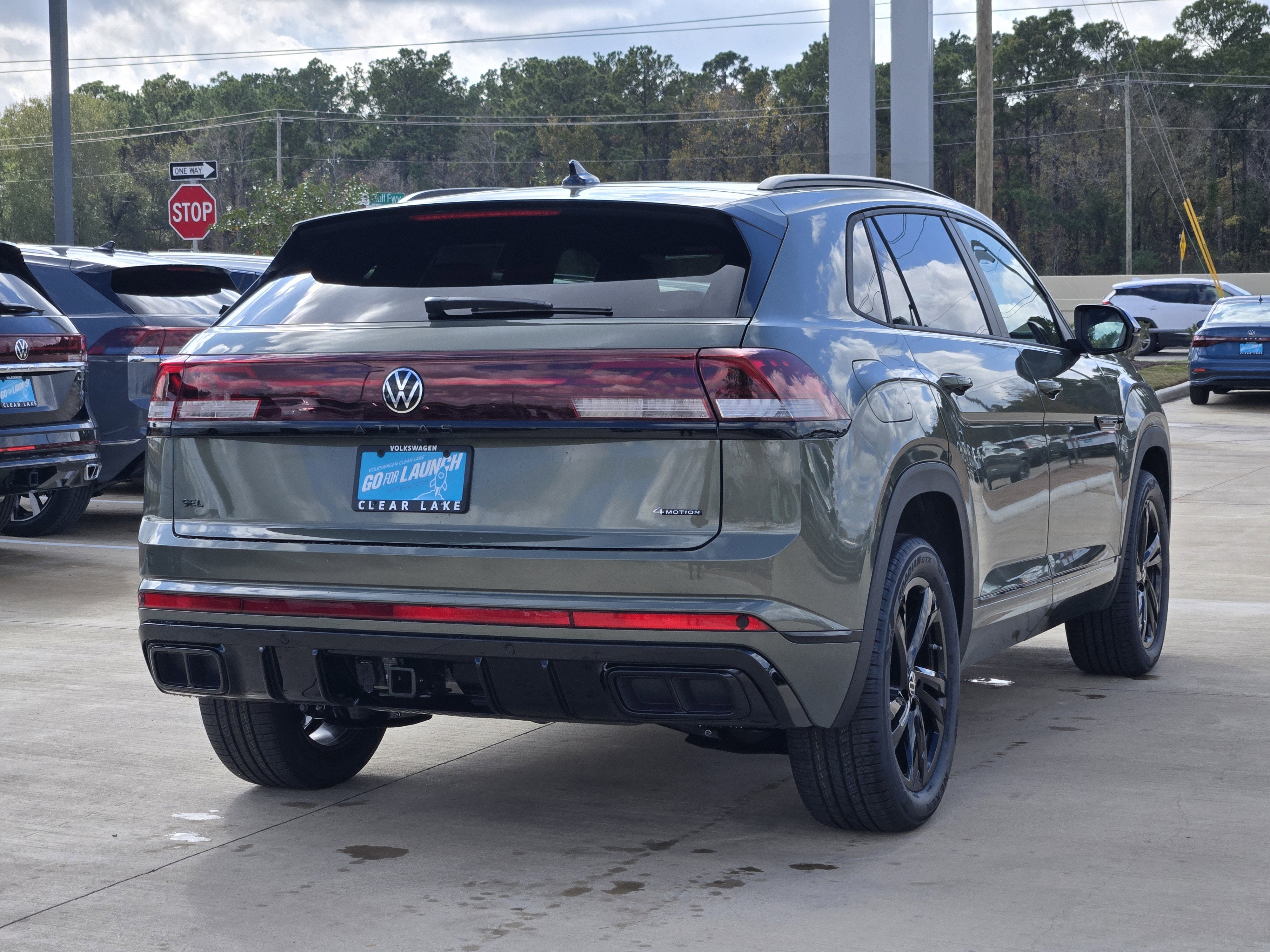 2026 Volkswagen Atlas Cross Sport 2.0T SEL R-Line Black