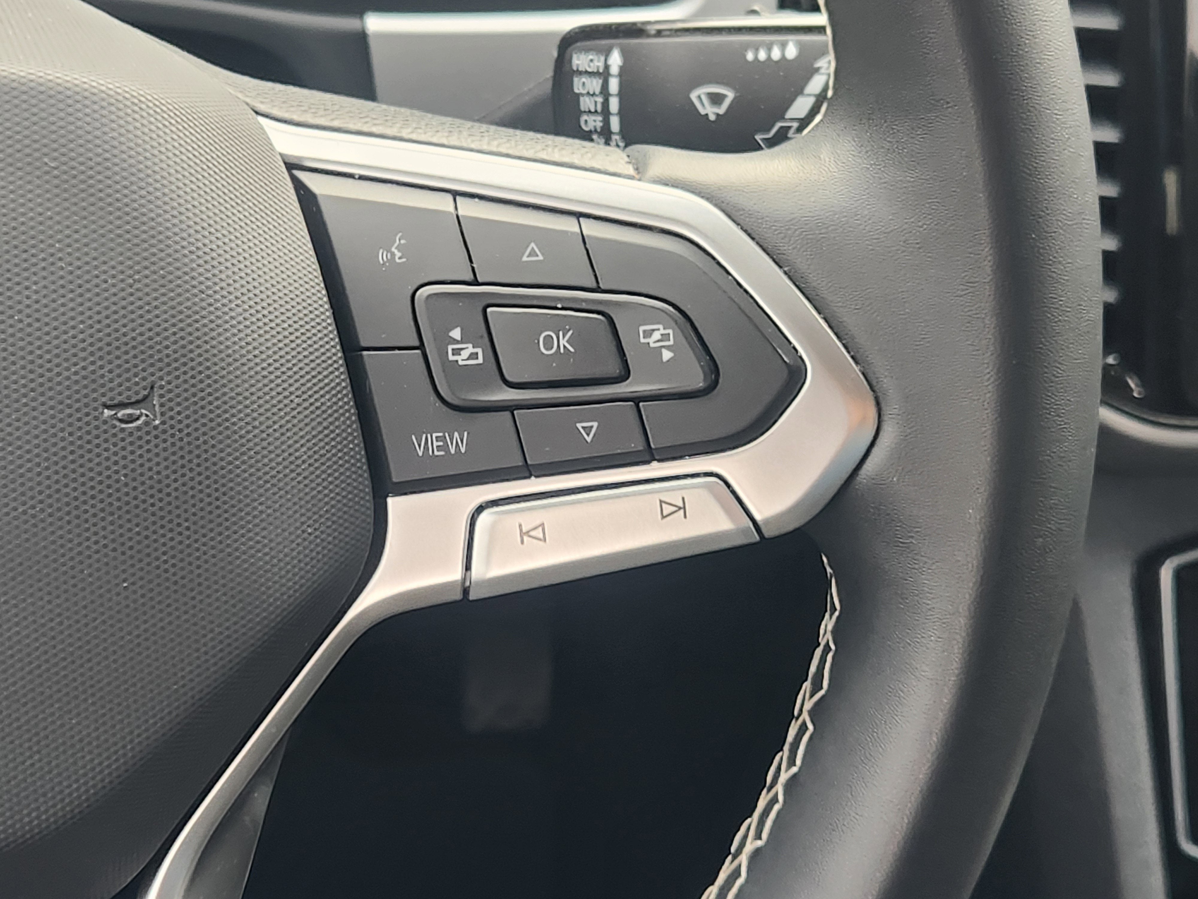 2023 Volkswagen Atlas Cross Sport 2.0T SE w/Technology