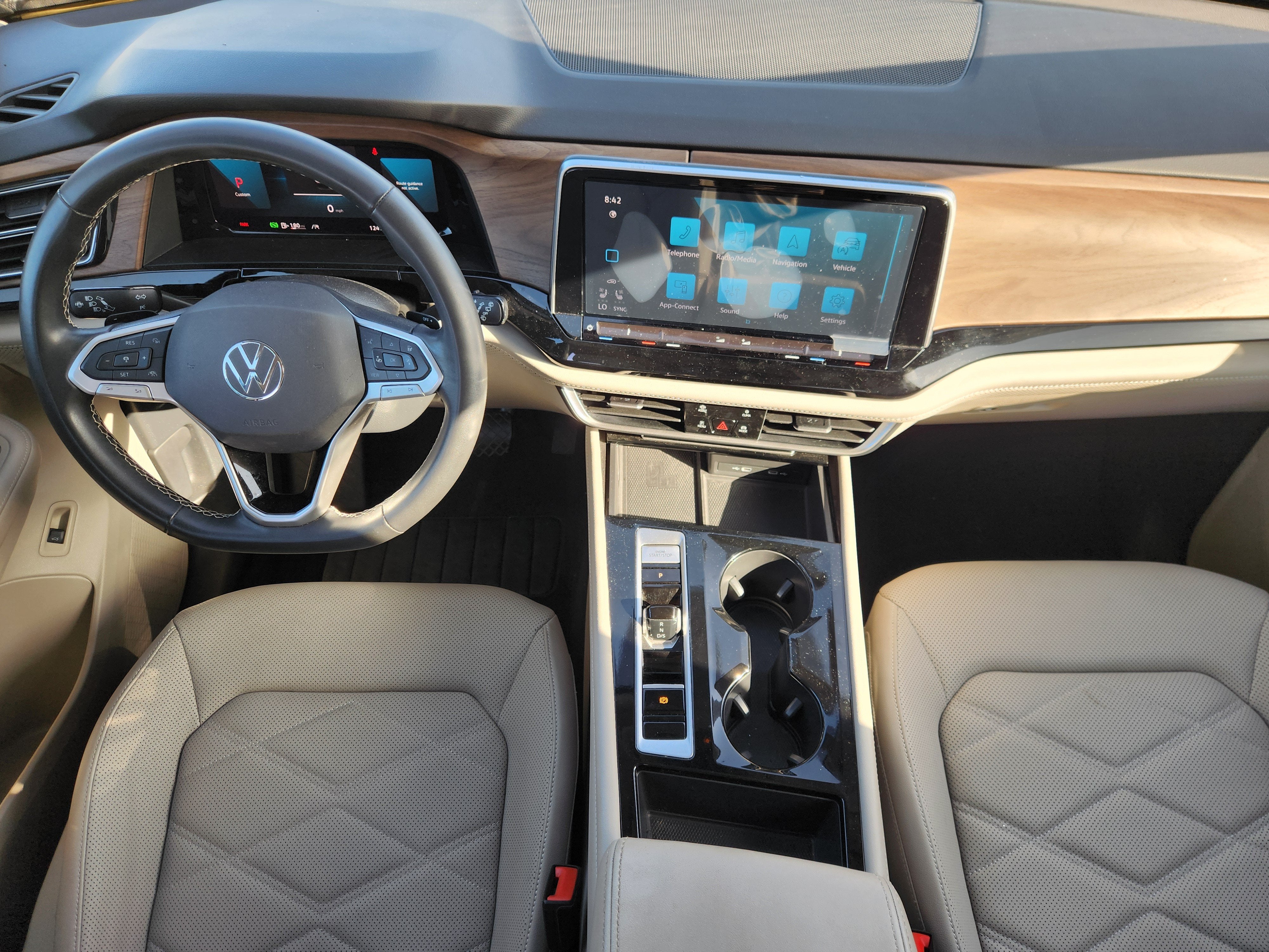 2024 Volkswagen Atlas 2.0T SE w/Technology