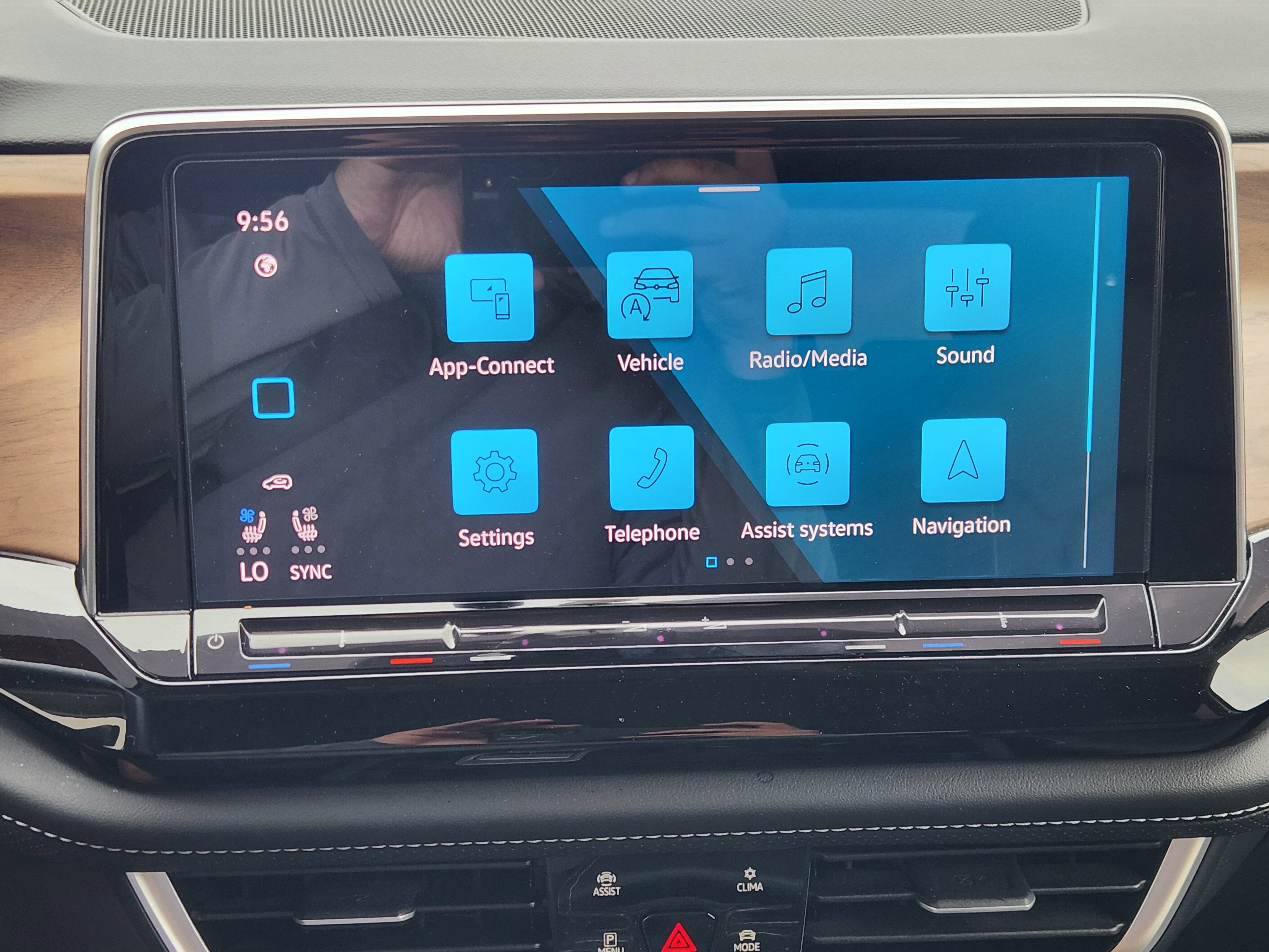 2024 Volkswagen Atlas 2.0T SE w/Technology