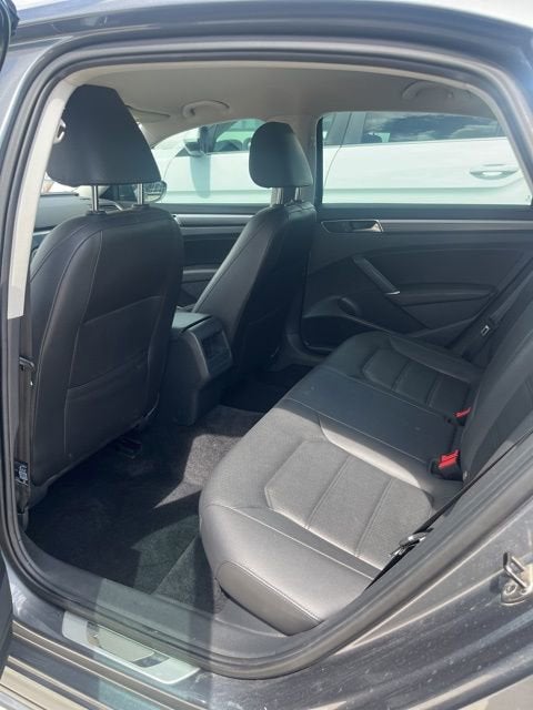 2017 Volkswagen Passat R-Line w/Comfort Pkg