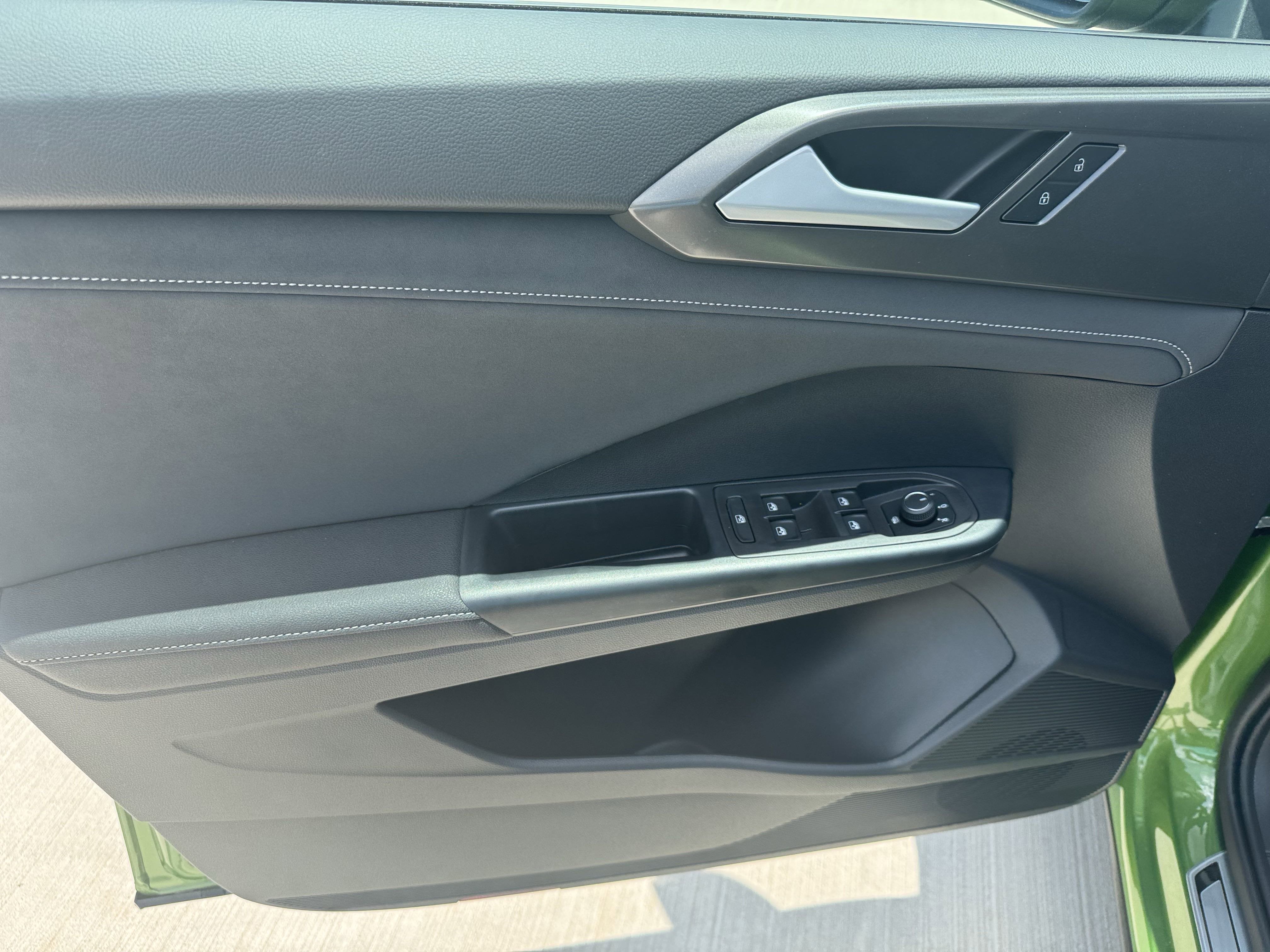 2025 Volkswagen Taos SE Black