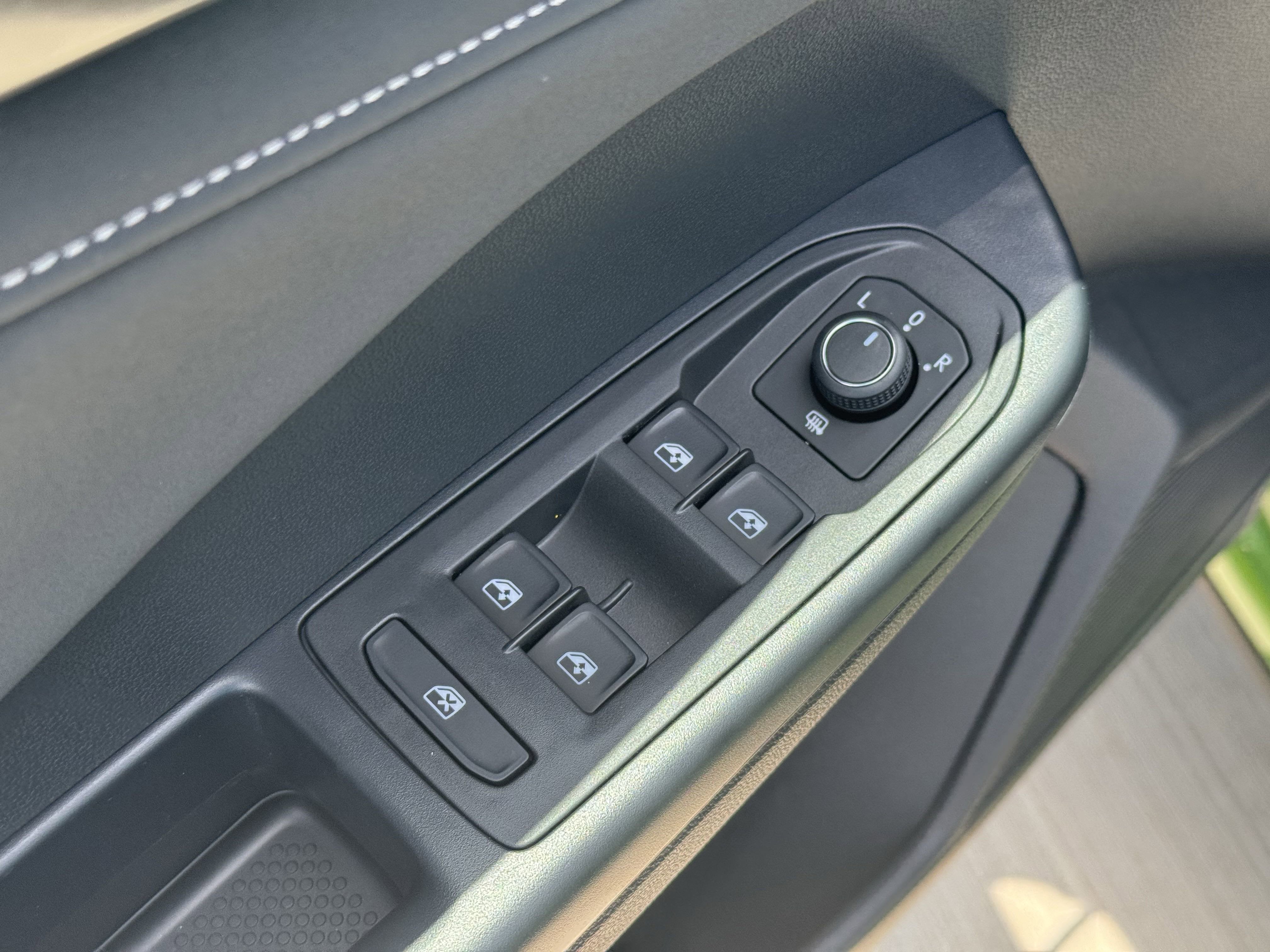 2025 Volkswagen Taos SE Black