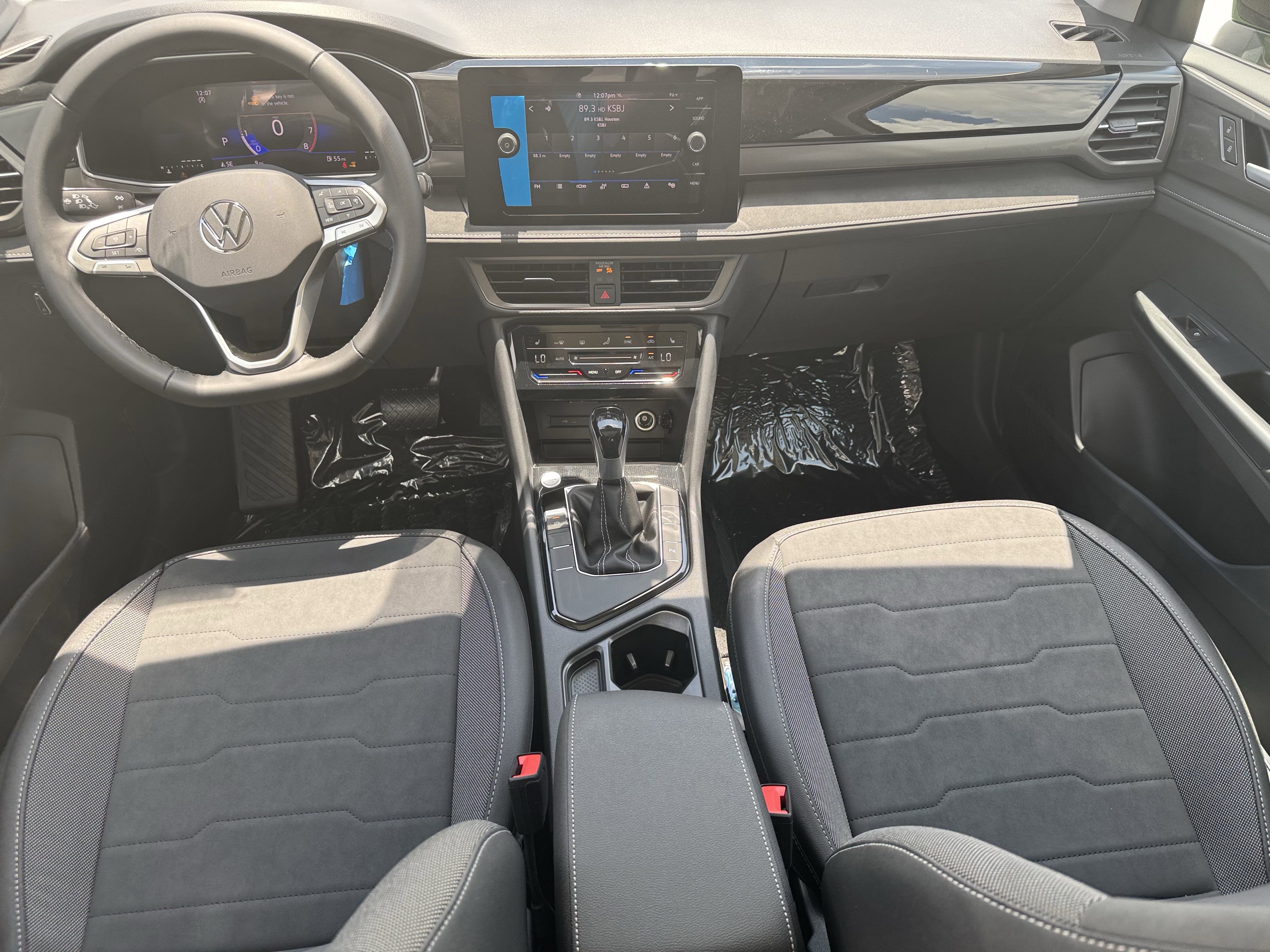 2025 Volkswagen Taos SE Black