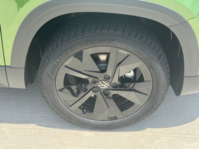 2025 Volkswagen Taos SE Black