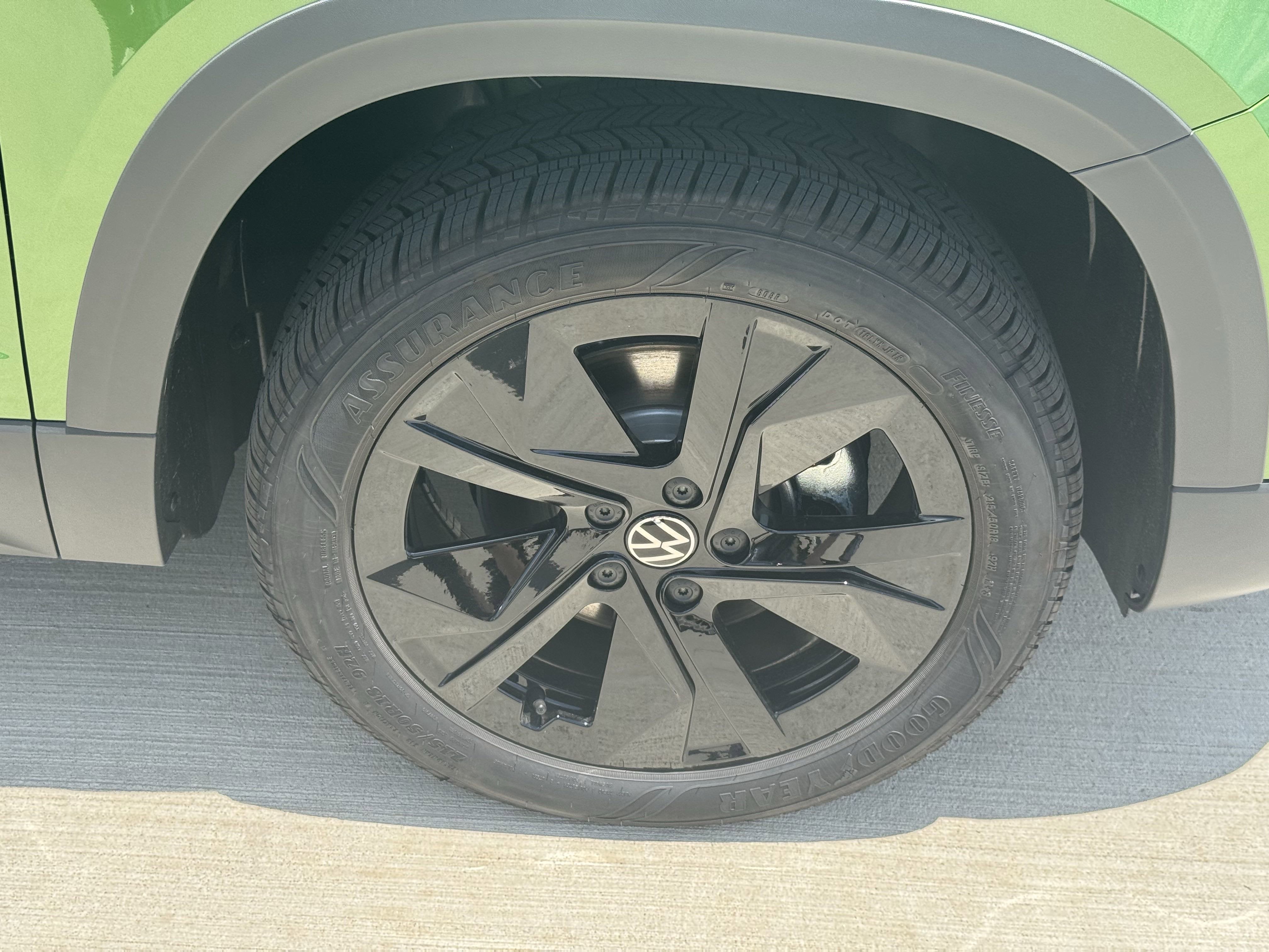 2025 Volkswagen Taos SE Black