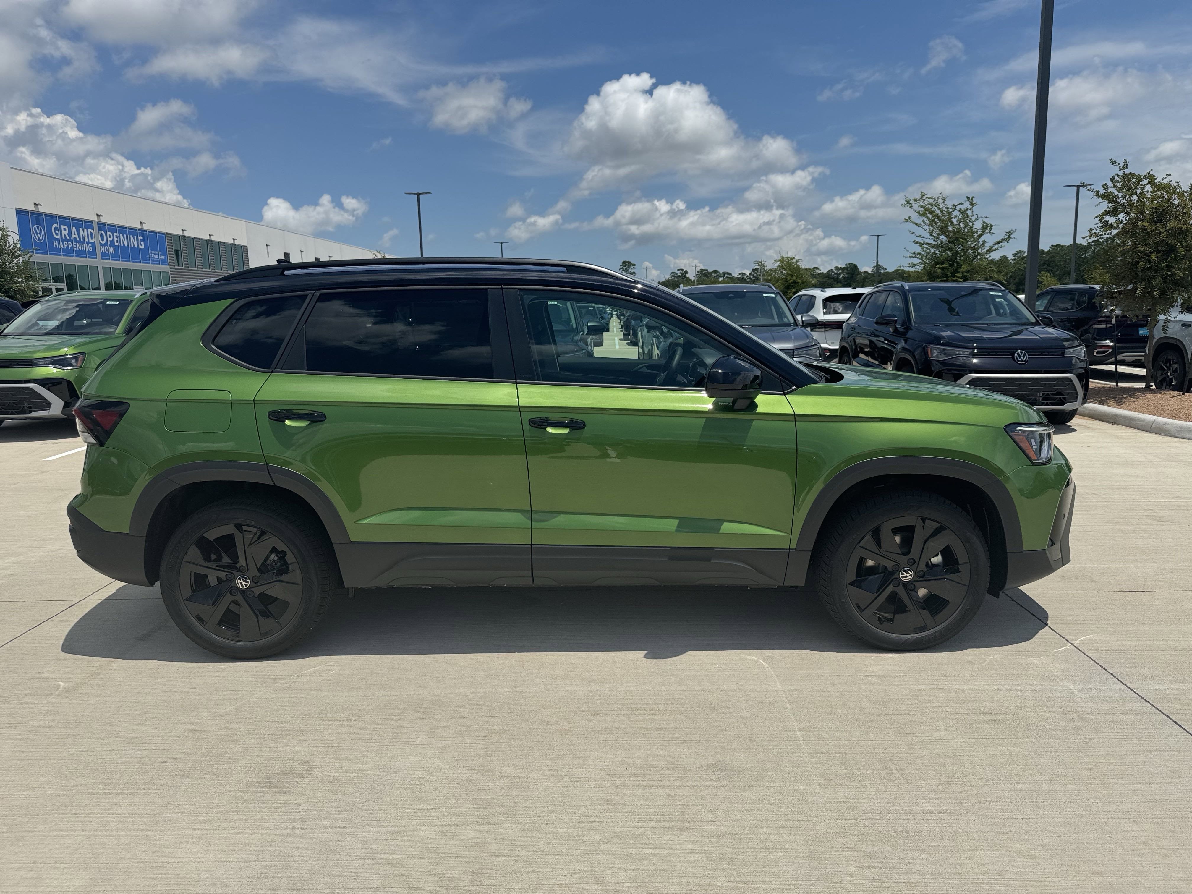 2025 Volkswagen Taos SE Black