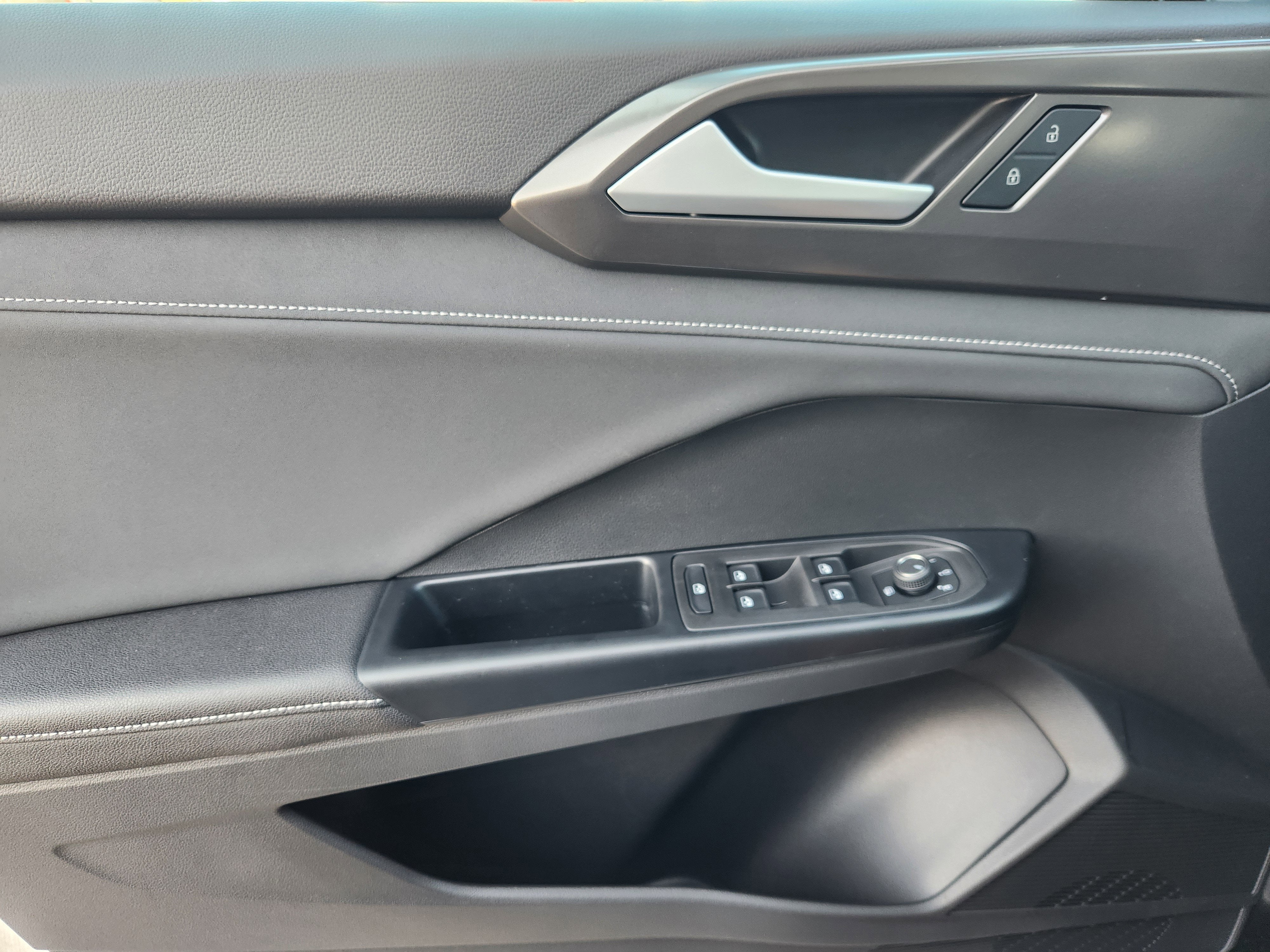 2026 Volkswagen Taos SE Black