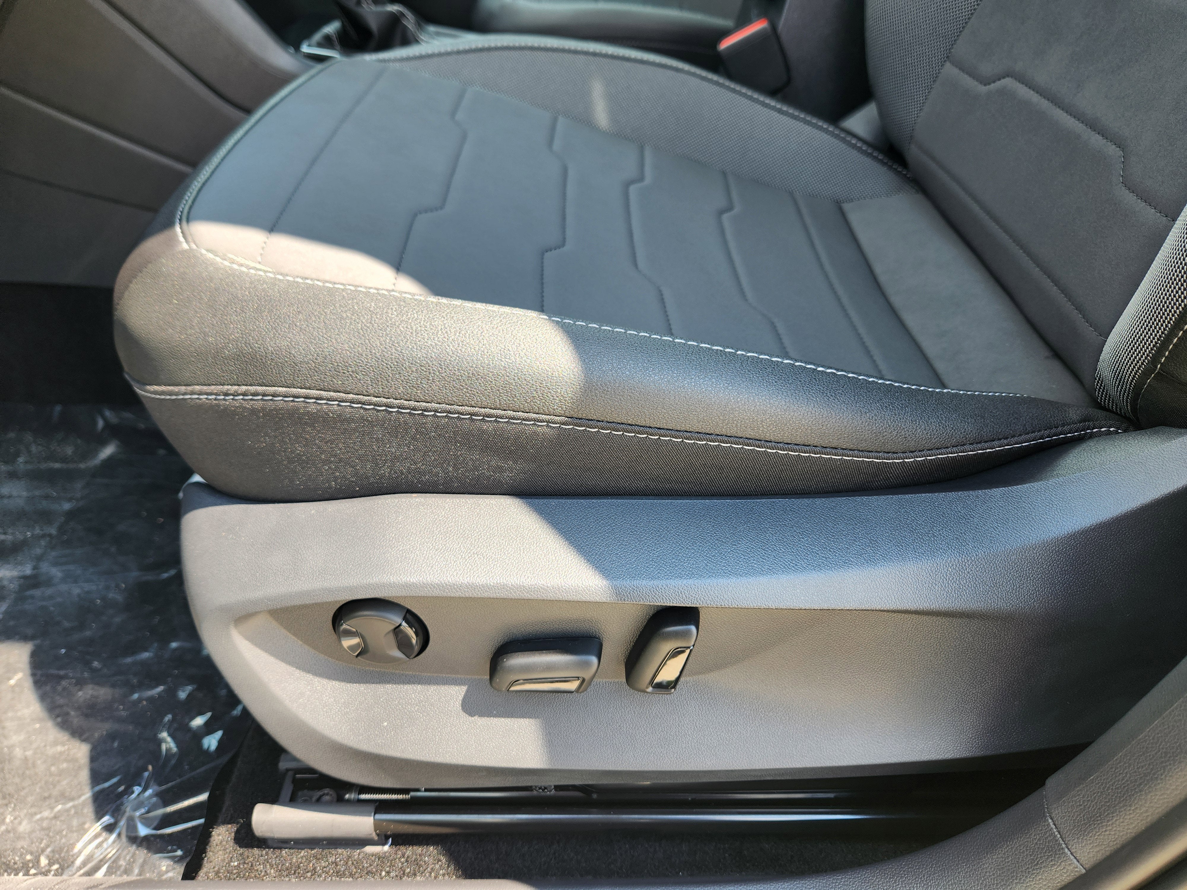 2025 Volkswagen Taos SE Black