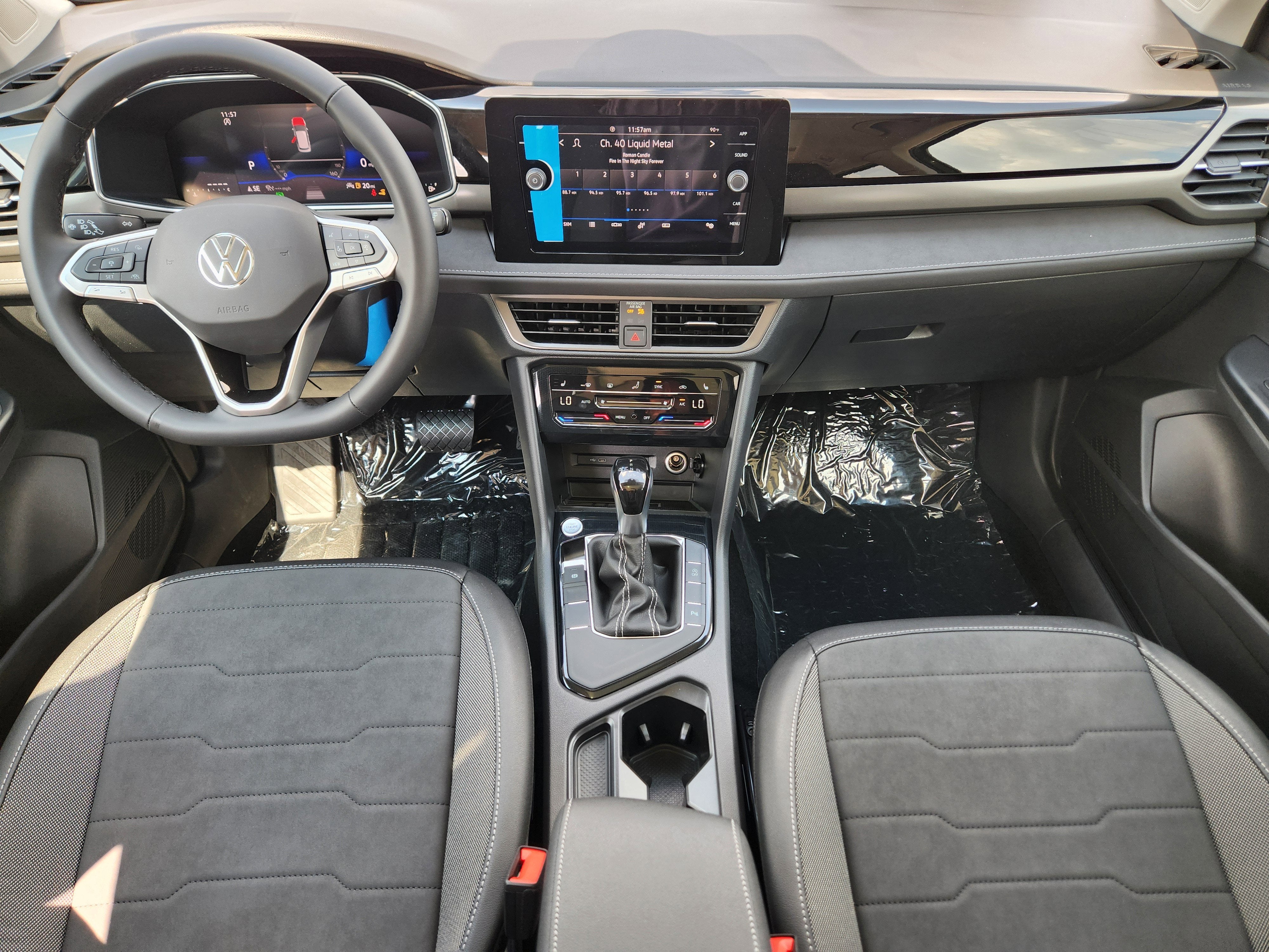 2025 Volkswagen Taos SE Black