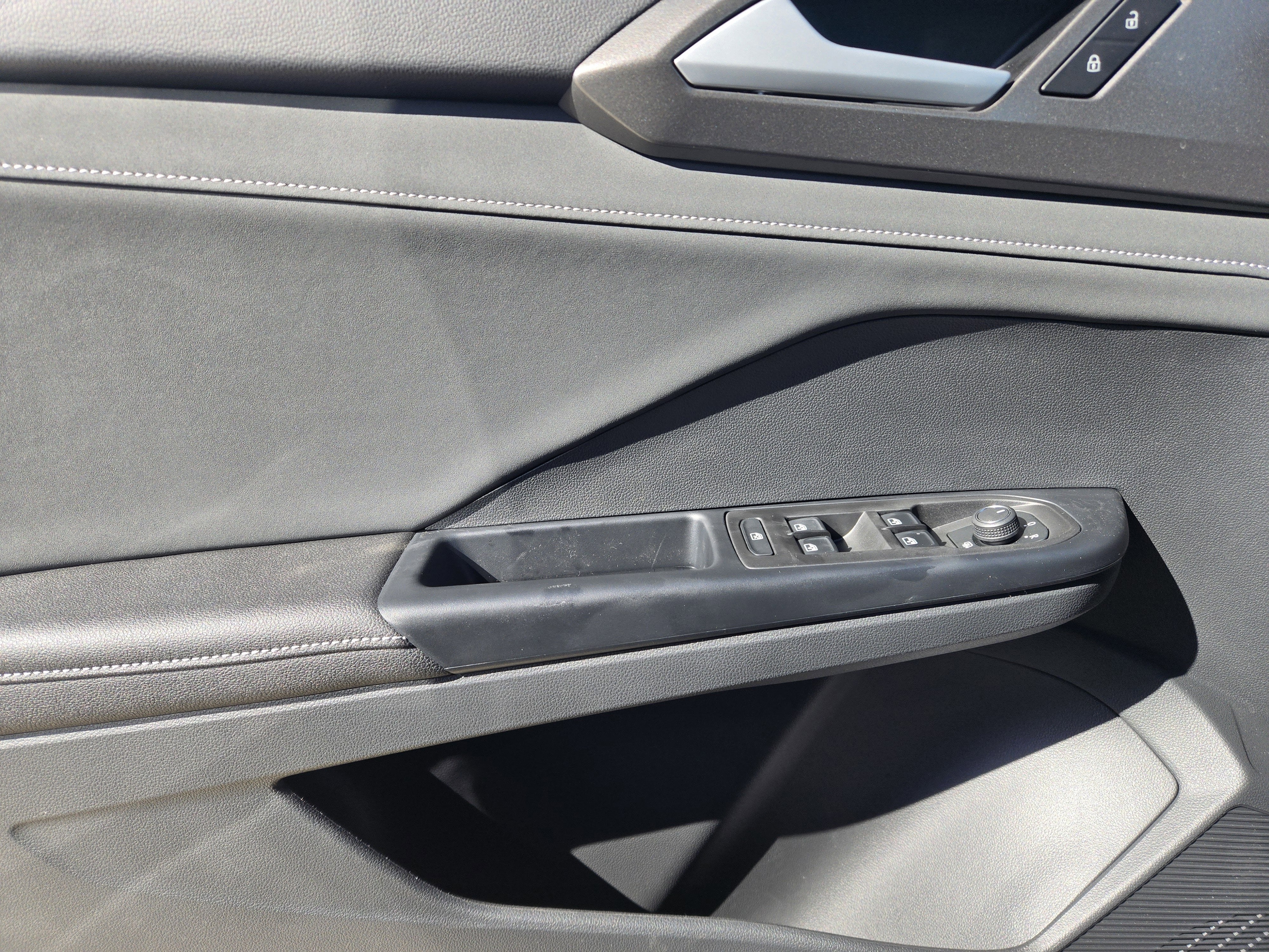 2026 Volkswagen Taos SE Black