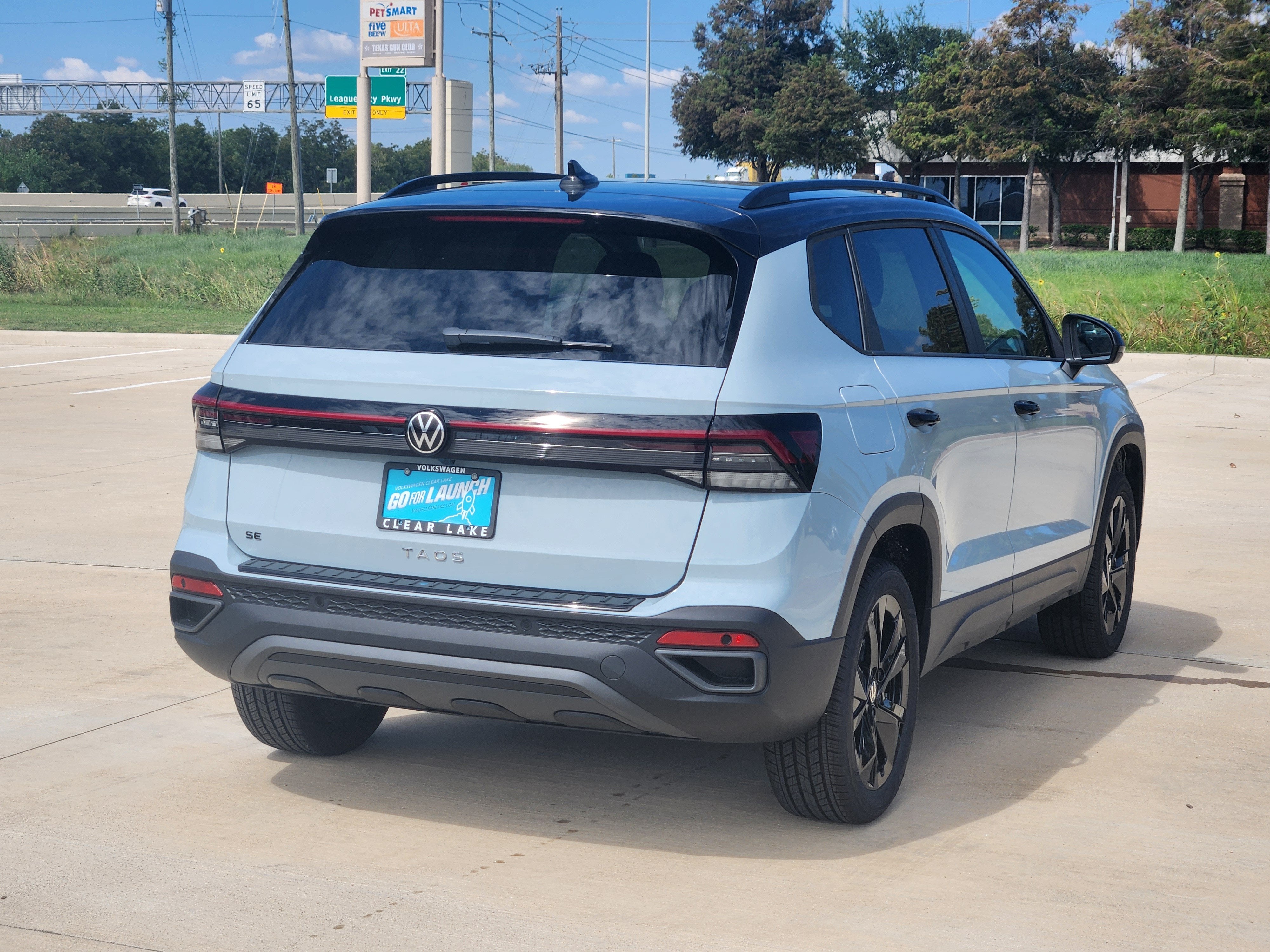 2027 Volkswagen Taos SE Black