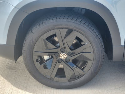 2027 Volkswagen Taos SE Black