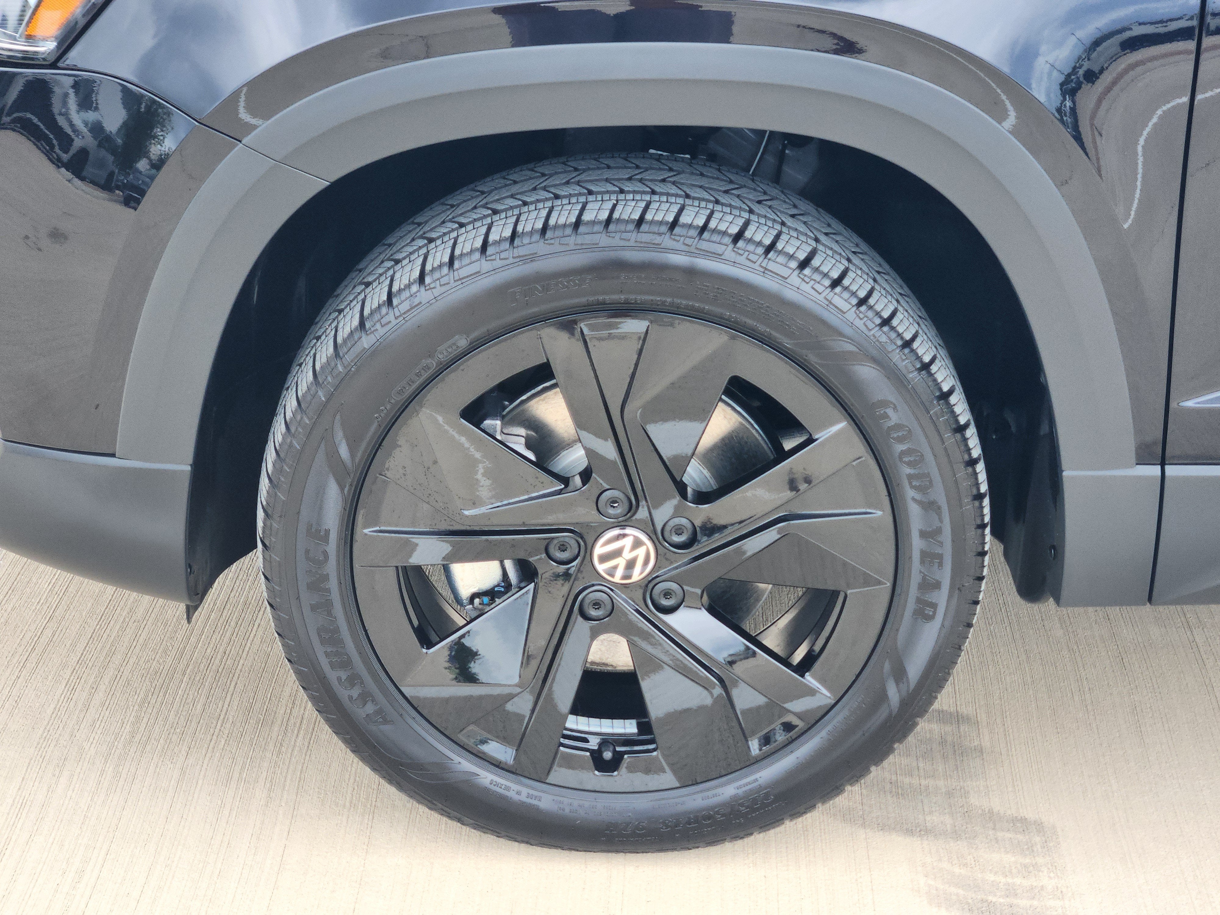 2027 Volkswagen Taos SE Black
