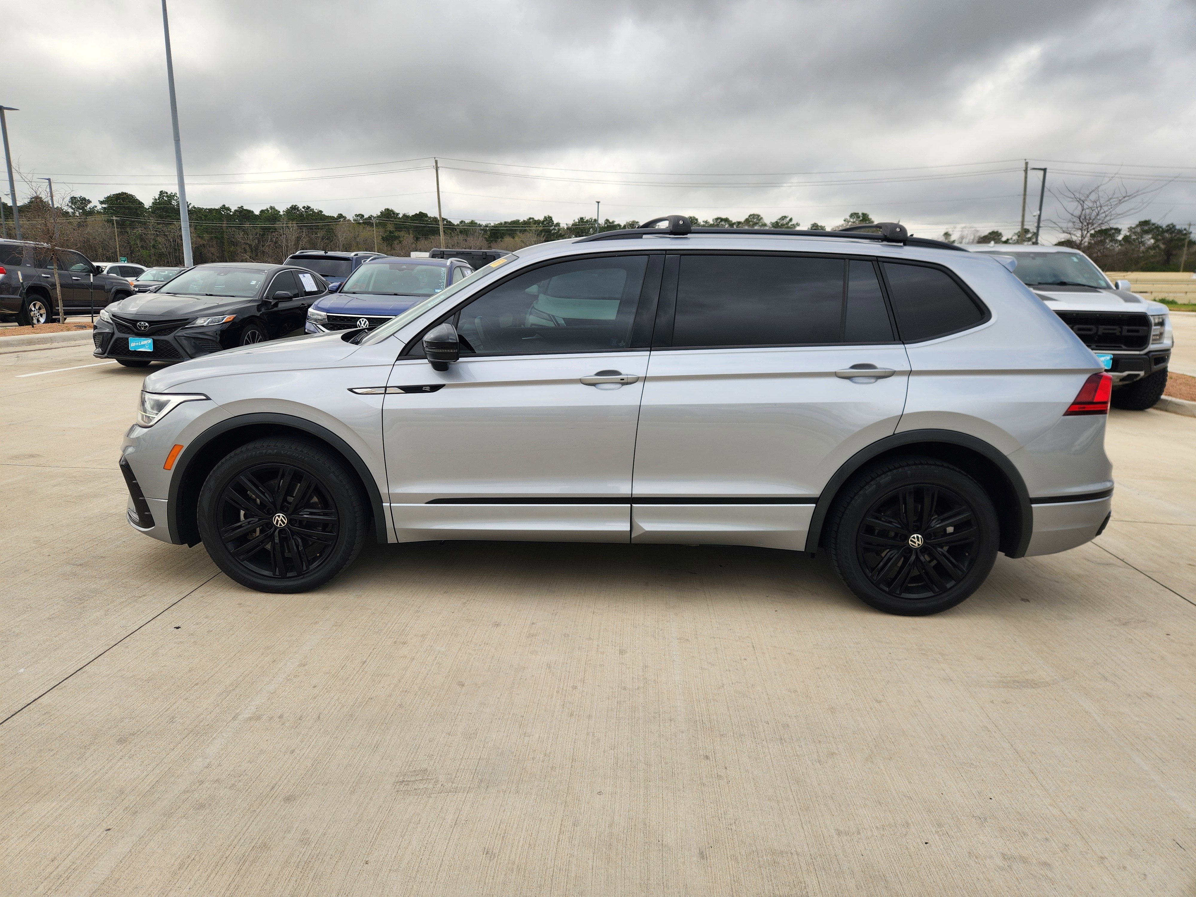 2022 Volkswagen Tiguan SE R-Line Black