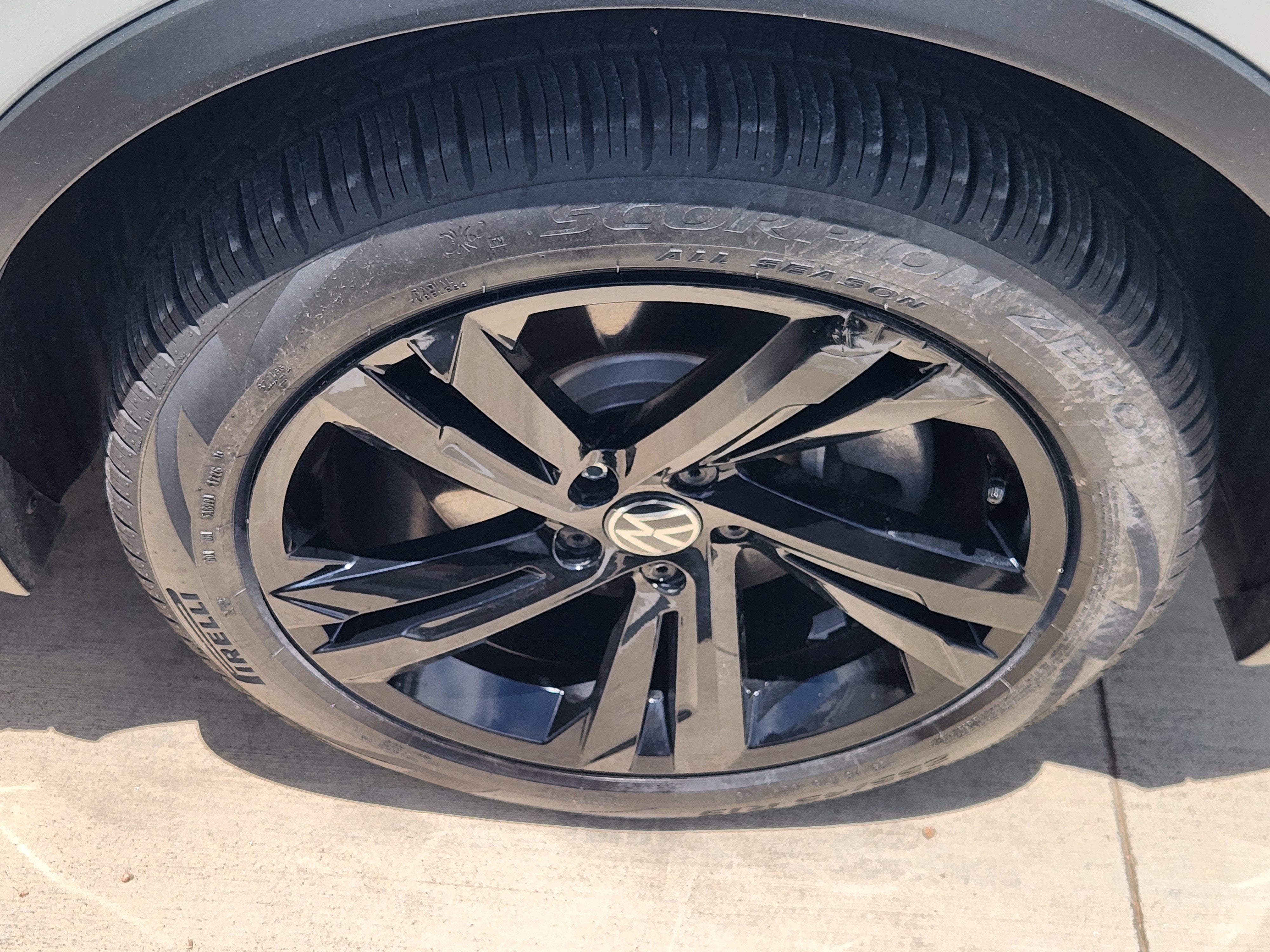2024 Volkswagen Tiguan SE R-Line Black