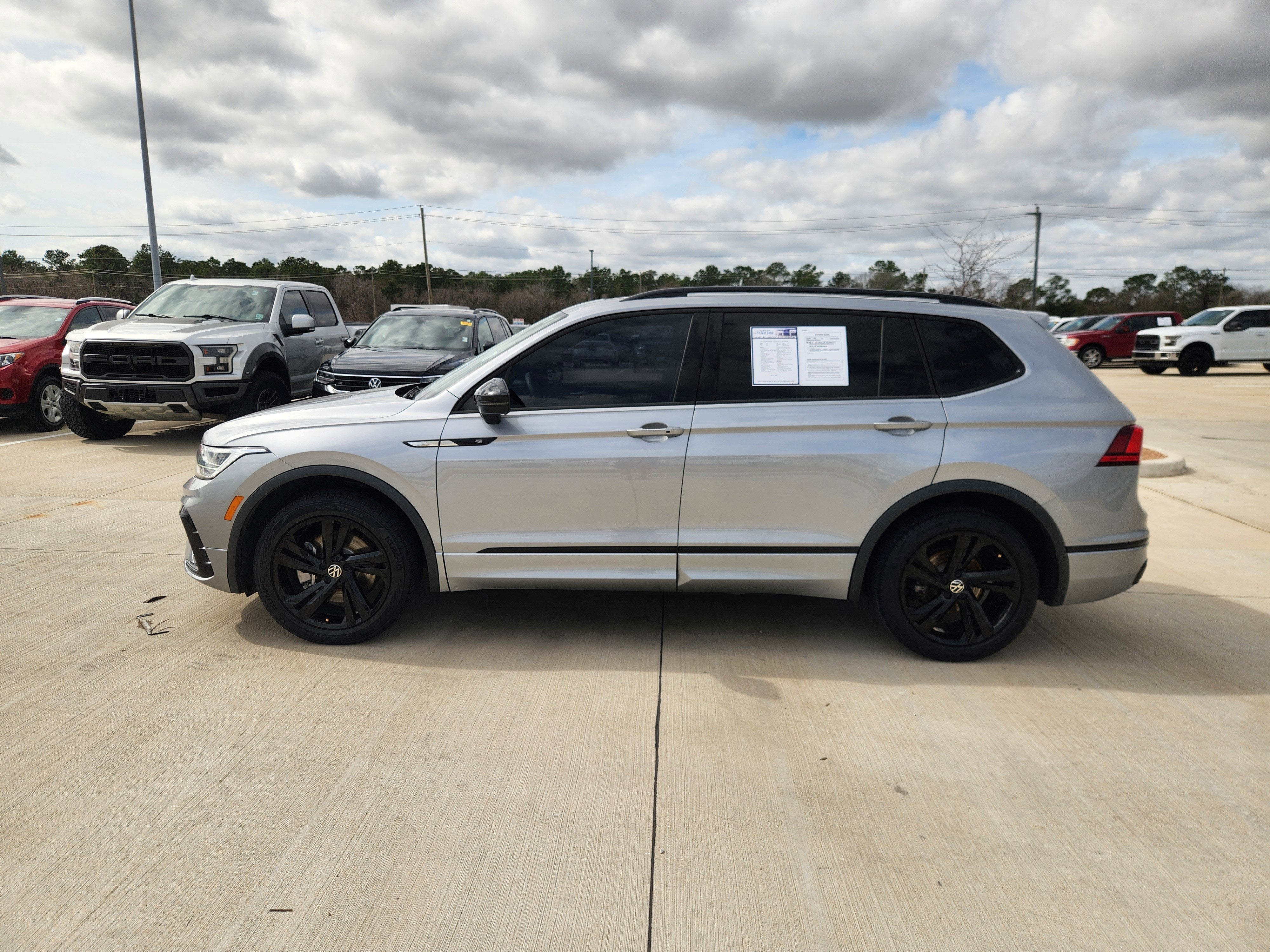 2023 Volkswagen Tiguan SE R-Line Black