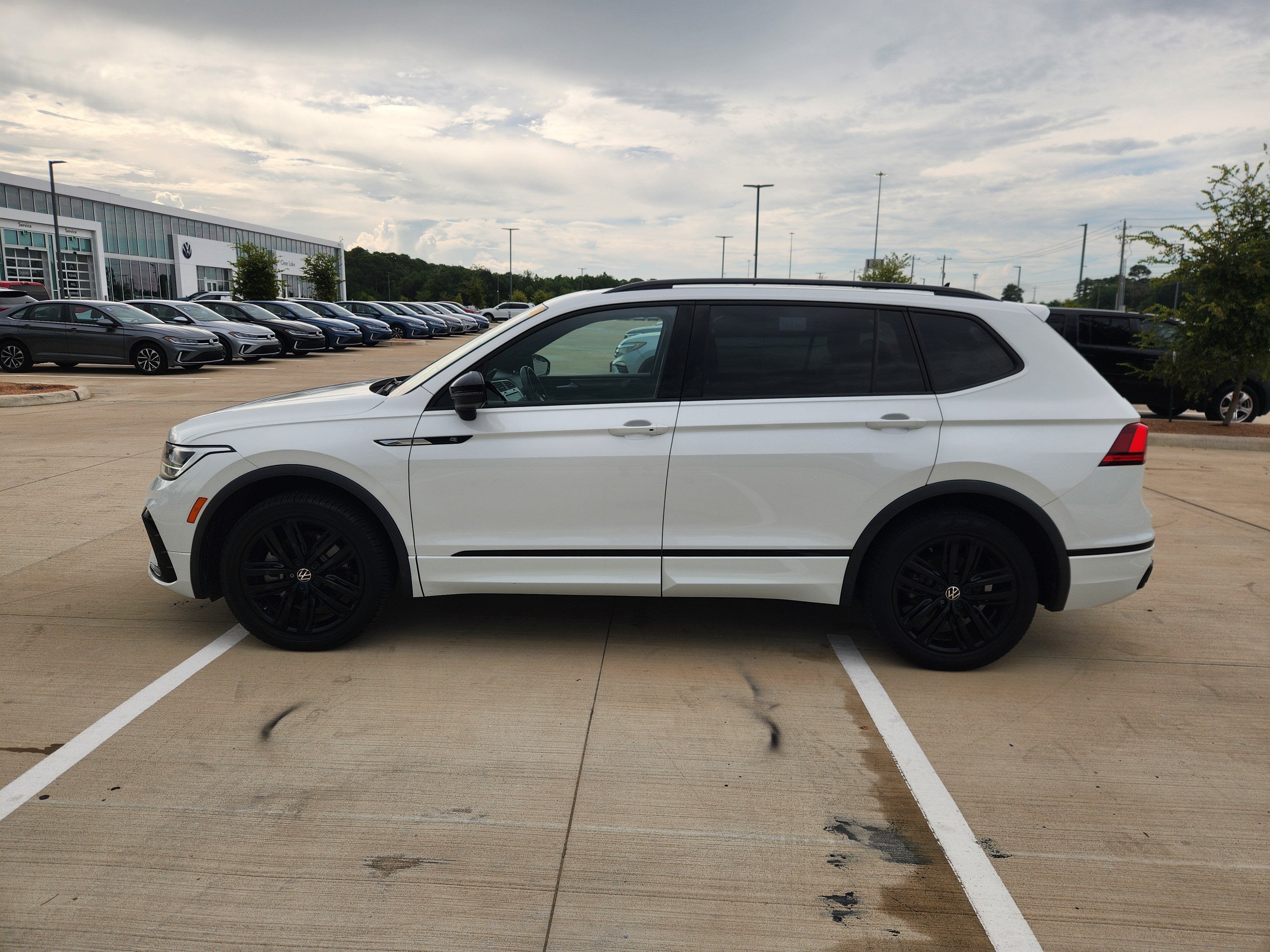 2022 Volkswagen Tiguan SE R-Line Black