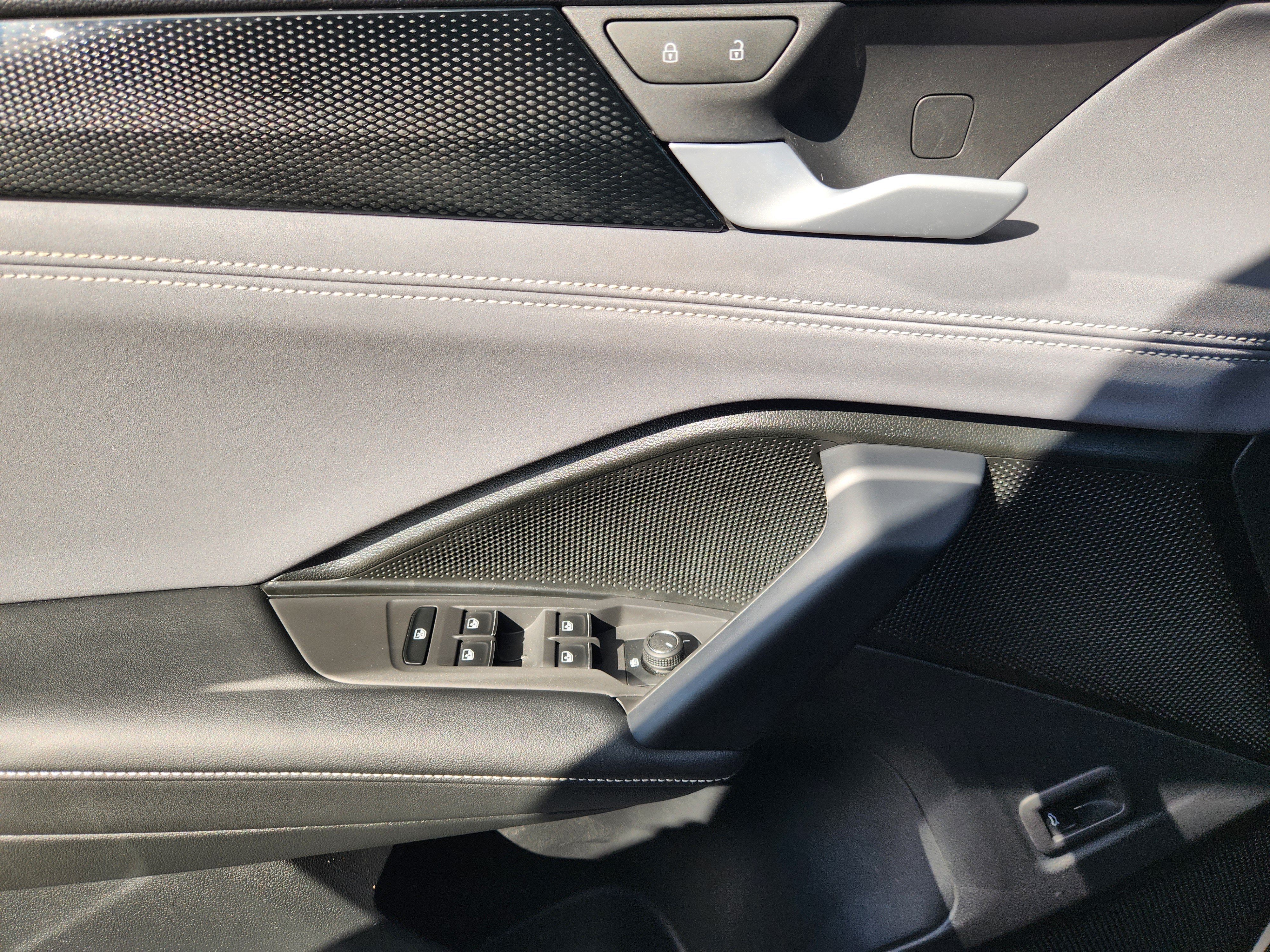 2025 Volkswagen Tiguan SE R-Line Black