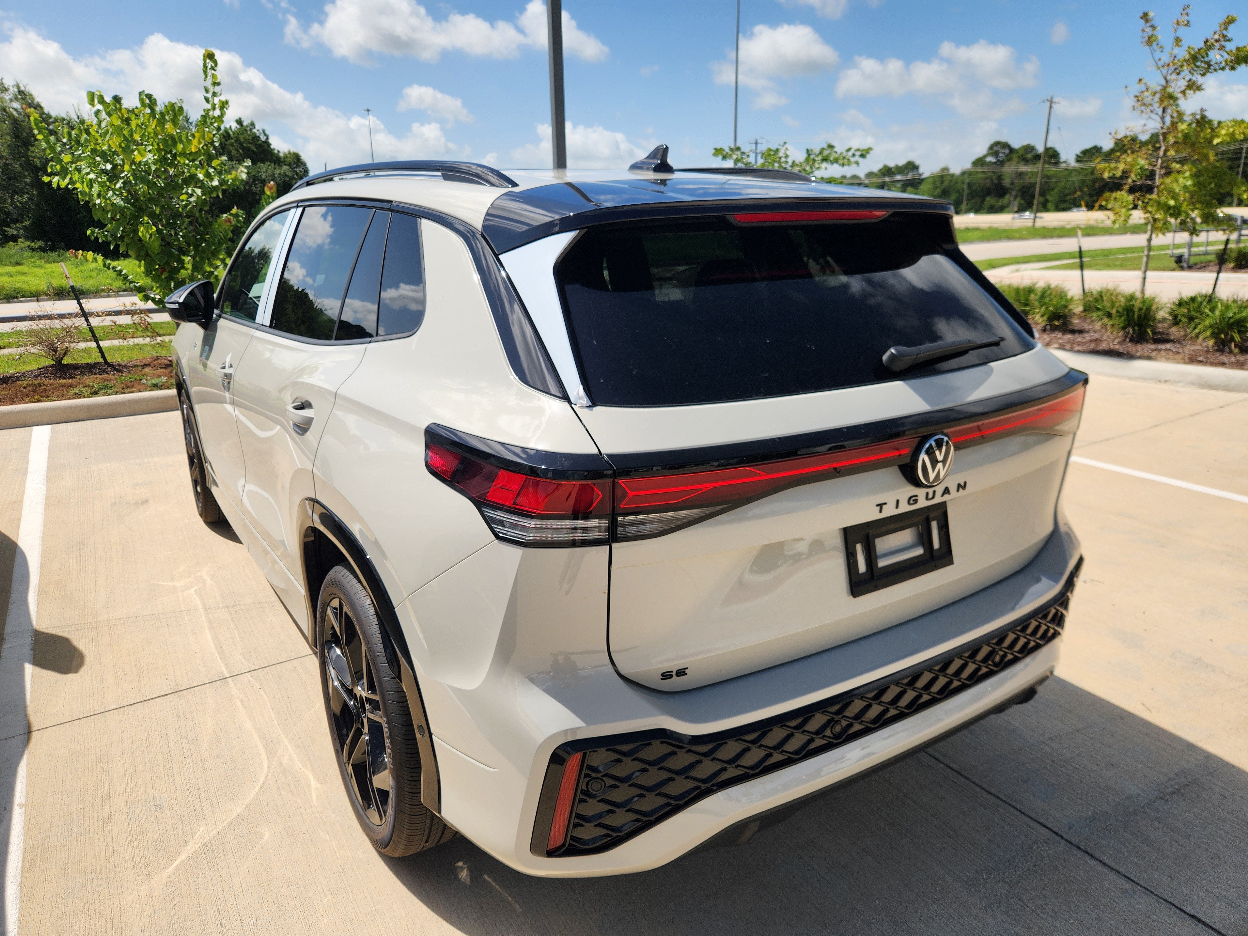 2026 Volkswagen Tiguan SE R-Line Black