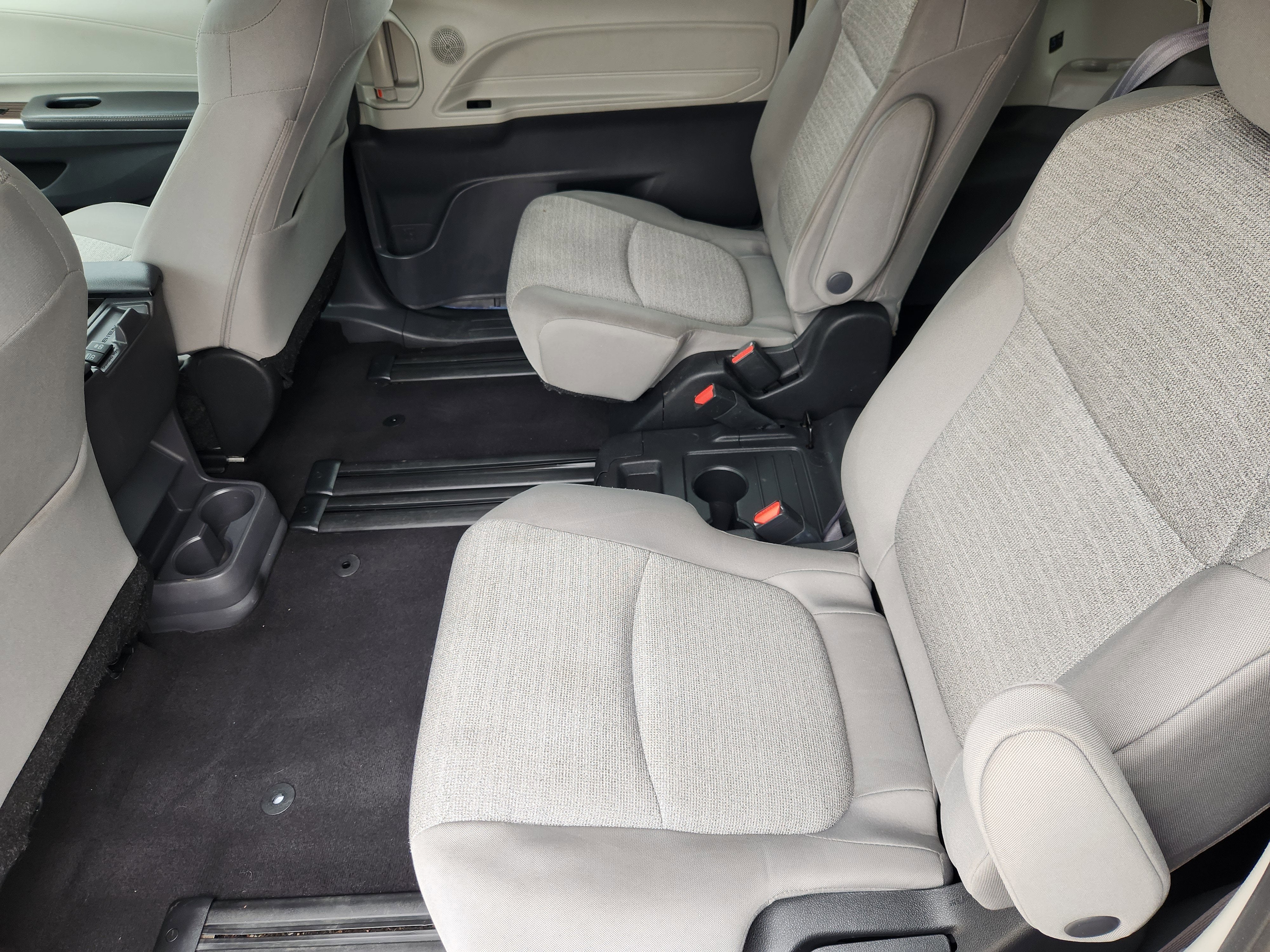 2022 Toyota Sienna LE