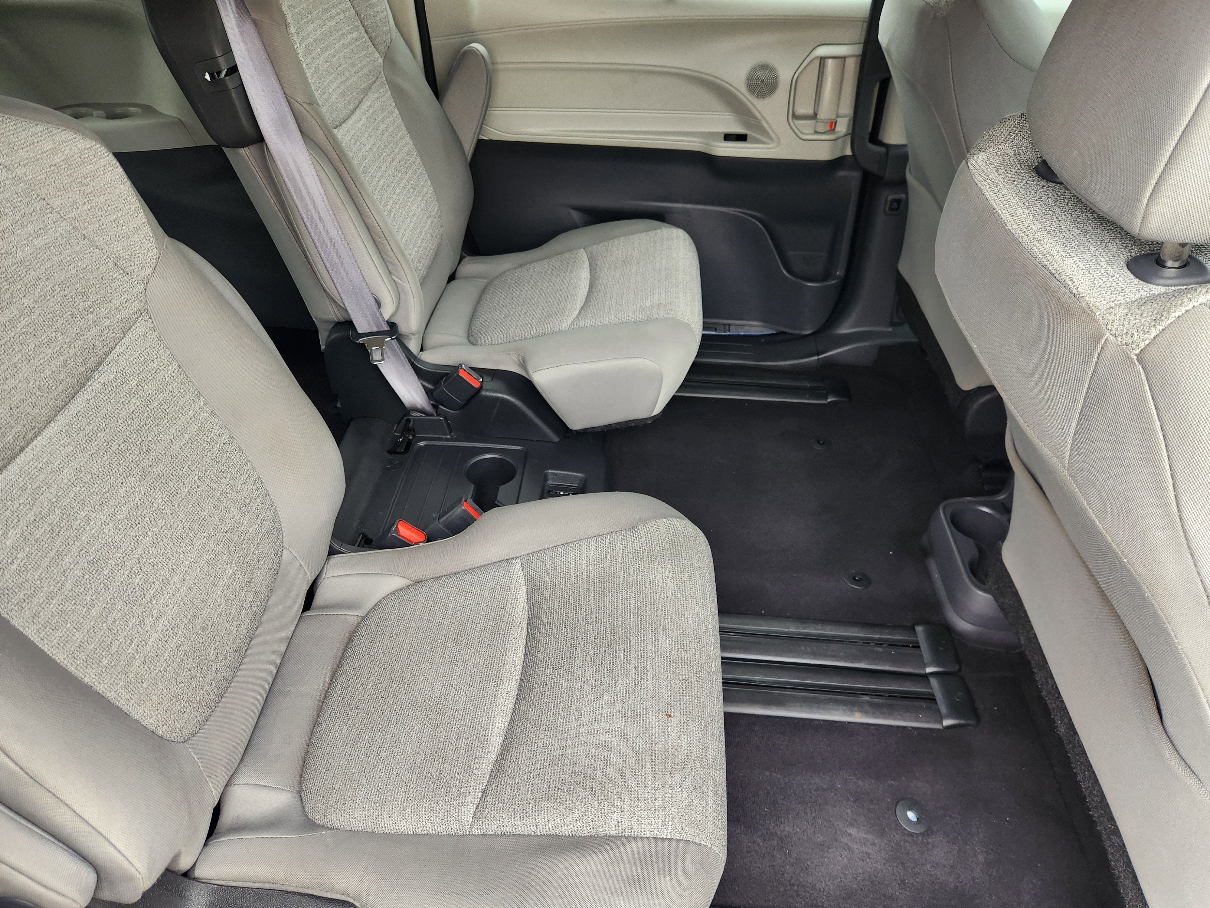 2022 Toyota Sienna LE