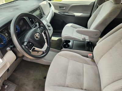 2019 Toyota Sienna LE